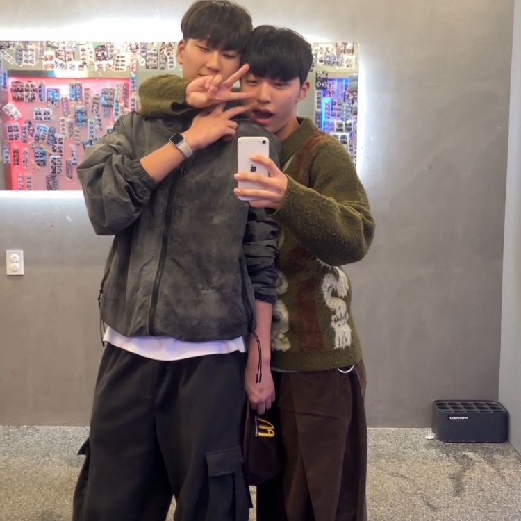 Nike Air Force 1 '07 Low Triple Black 착용 스타일 - 3