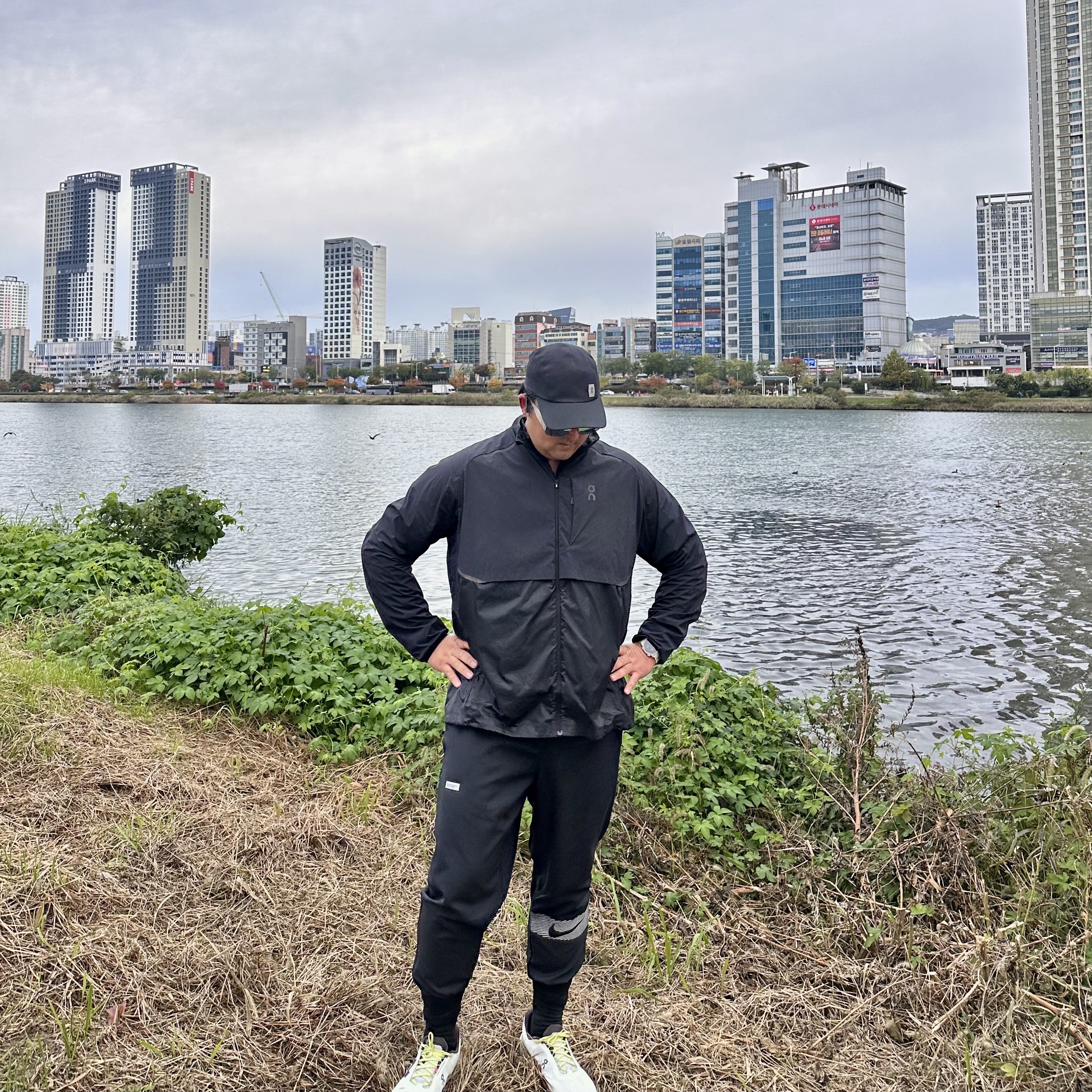 On Running Lightweight Cap Black, On Running Cloudmonster 2 Undyed Zest 착용 스타일 - 2