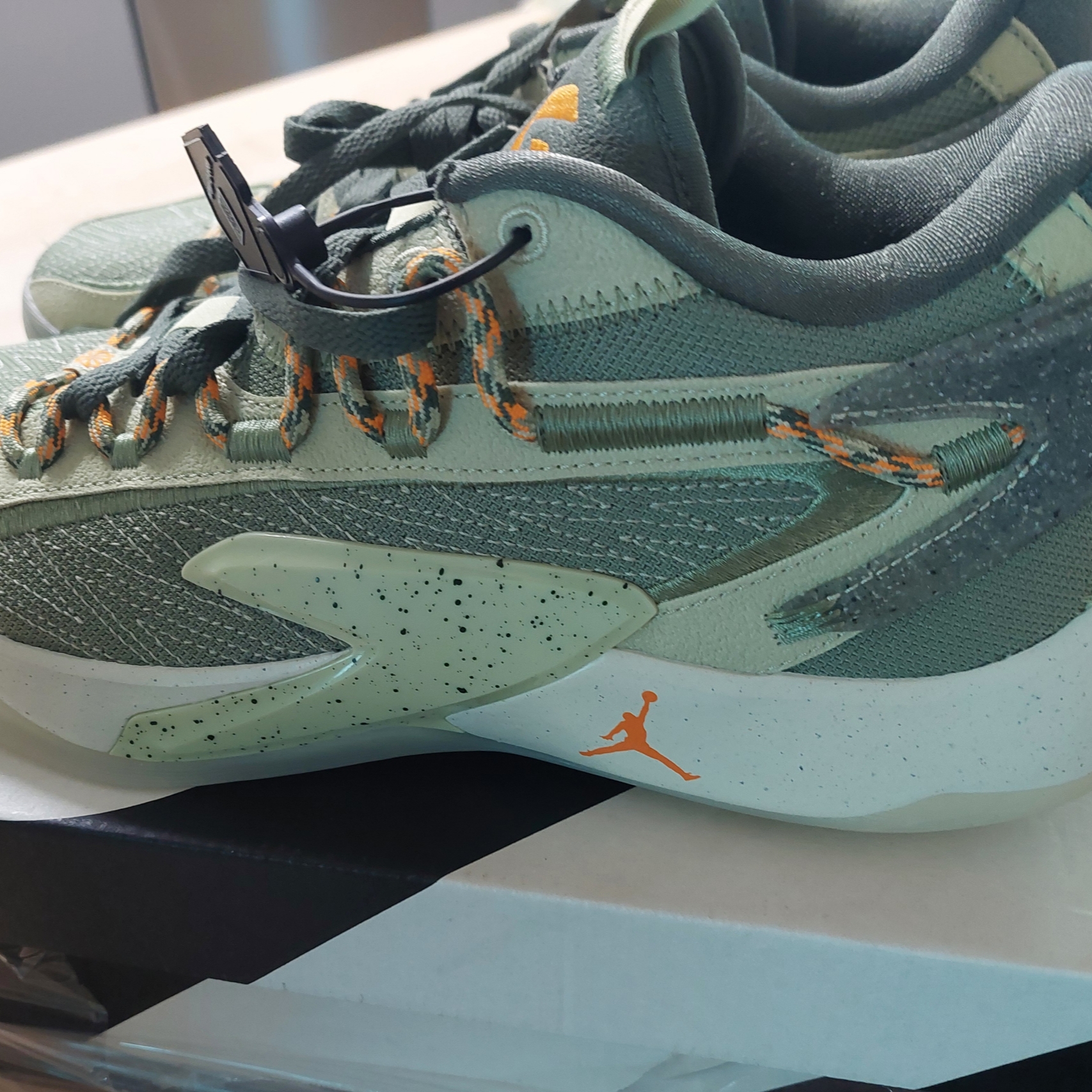 Jordan Luka 2 S PF Olive Aura Vivid Orange 착용 스타일 - 2