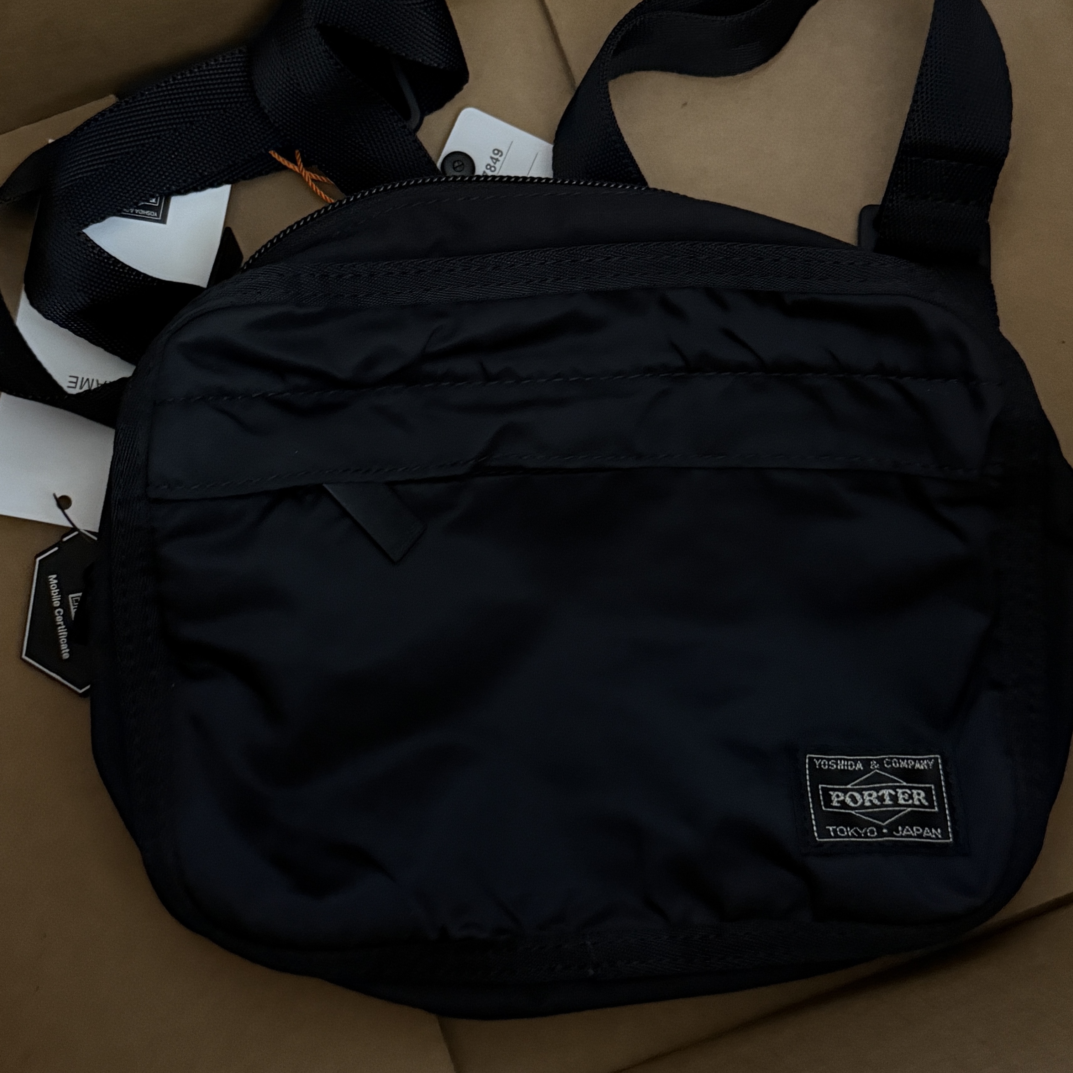 Porter Frame Shoulder Bag Black 착용 스타일