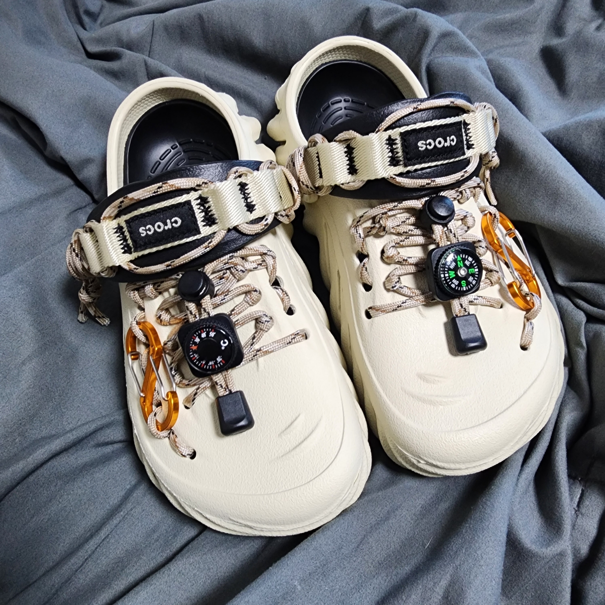 Crocs Echo Clog Bone Black 착용 스타일 - 2