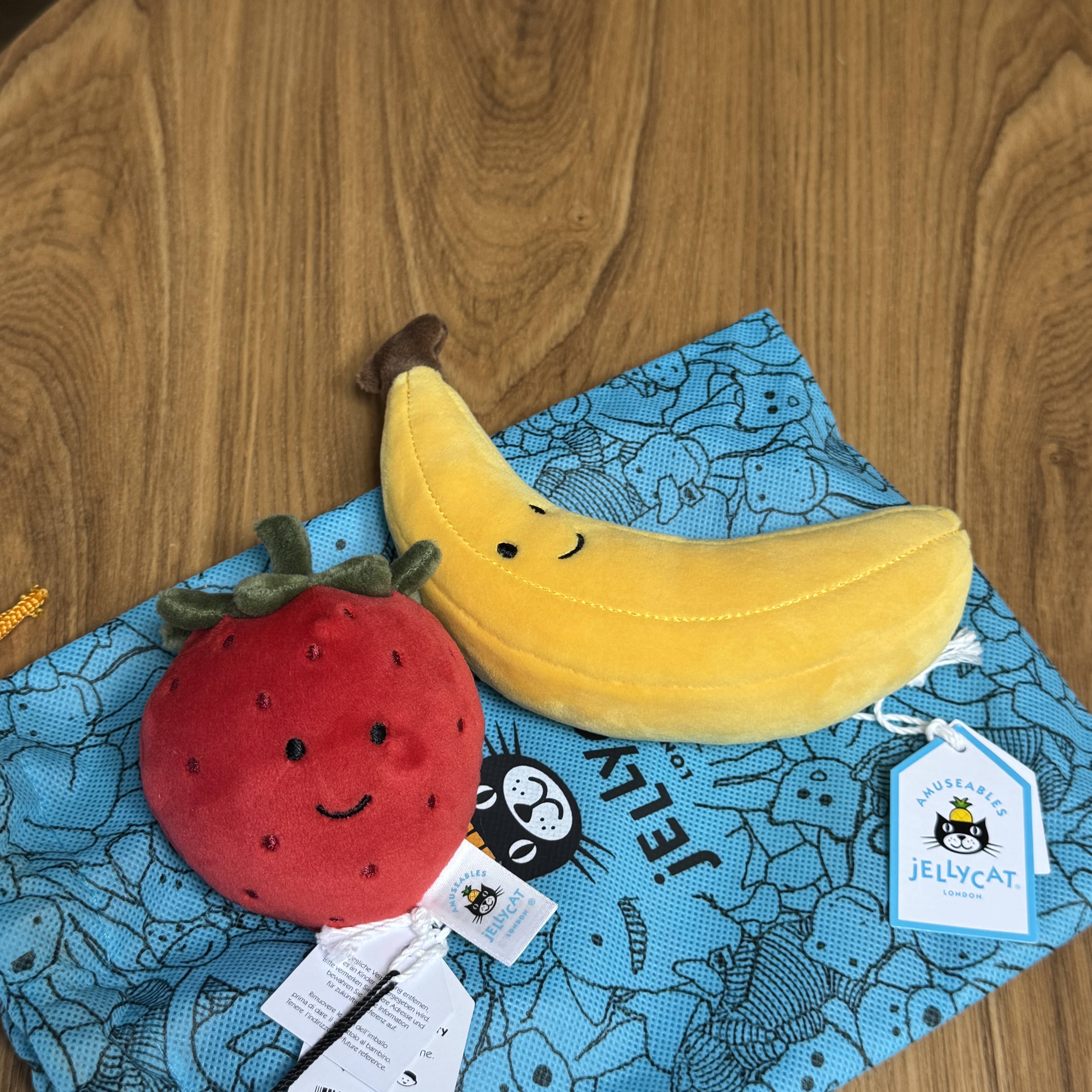 Jellycat Fabulous Fruit Strawberry Red 착용 스타일