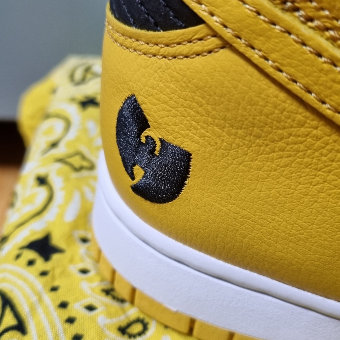 Nike Wu-Tang Clan Dunk High Black and Pollen 착용 스타일 - 2