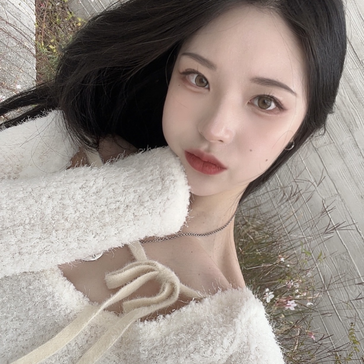 (W) Jordan 1 Low White Wolf Grey, Gucci Blind for Love Necklace Silver 착용 스타일 - 1