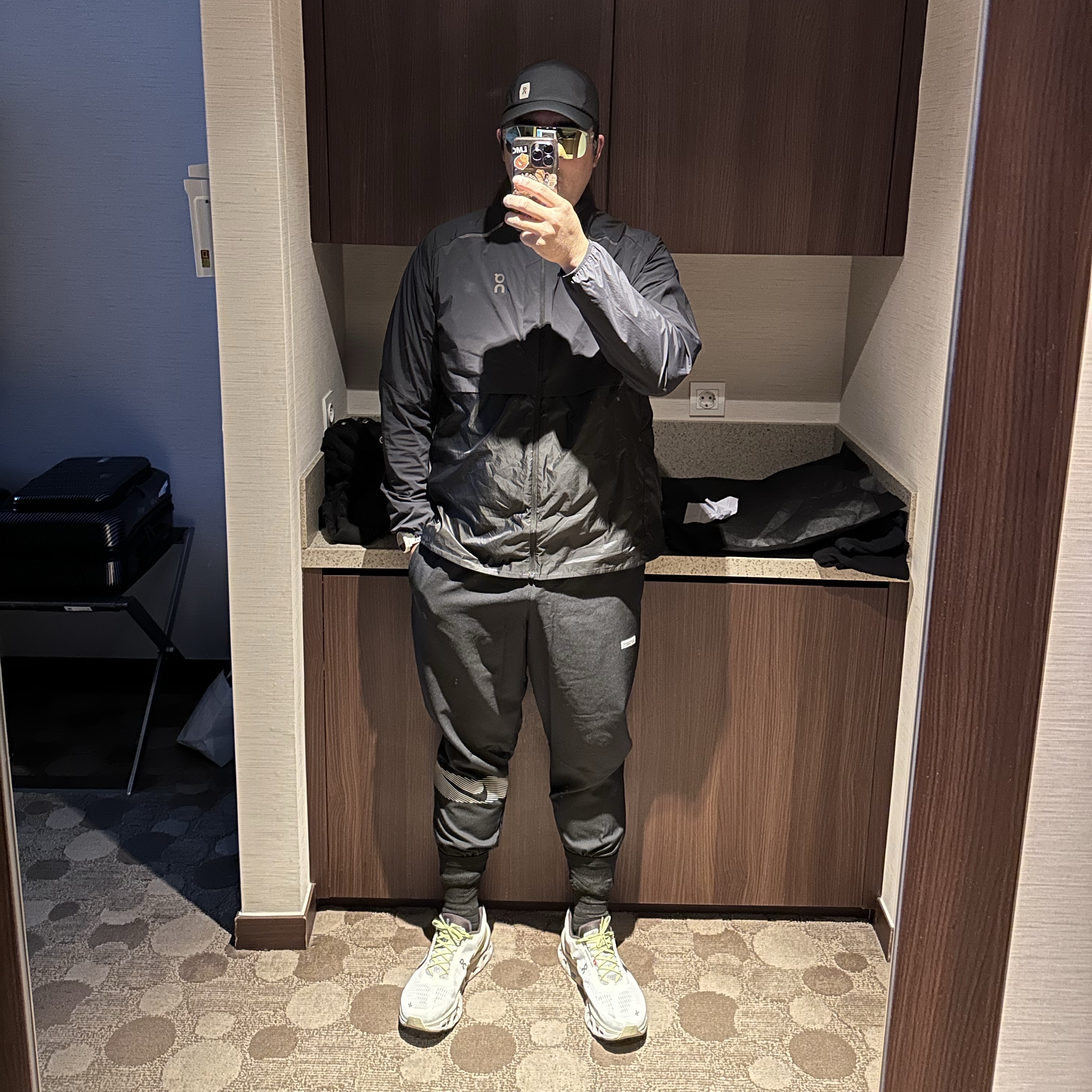 On Running Lightweight Cap Black, On Running Cloudmonster 2 Undyed Zest 착용 스타일 - 1