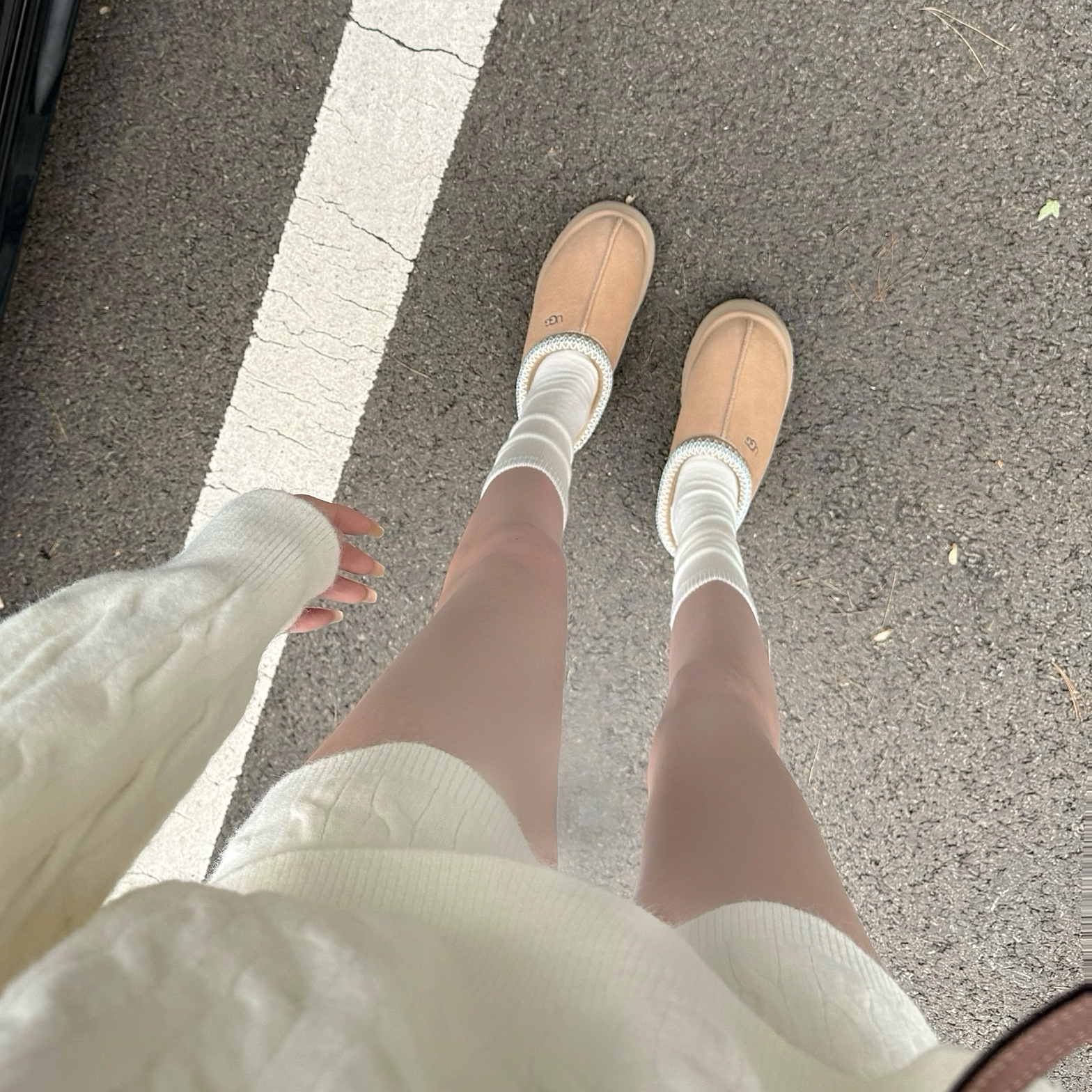 (W) UGG Tazz Slipper Sand 착용 스타일