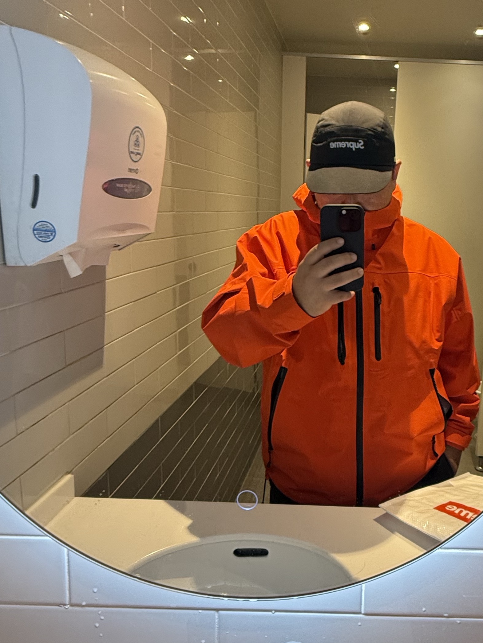 Supreme Gore-Tex Taped Seam Shell Jacket Orange - 24SS, Supreme Chino Pant Black - 24FW 착용 스타일 - 5
