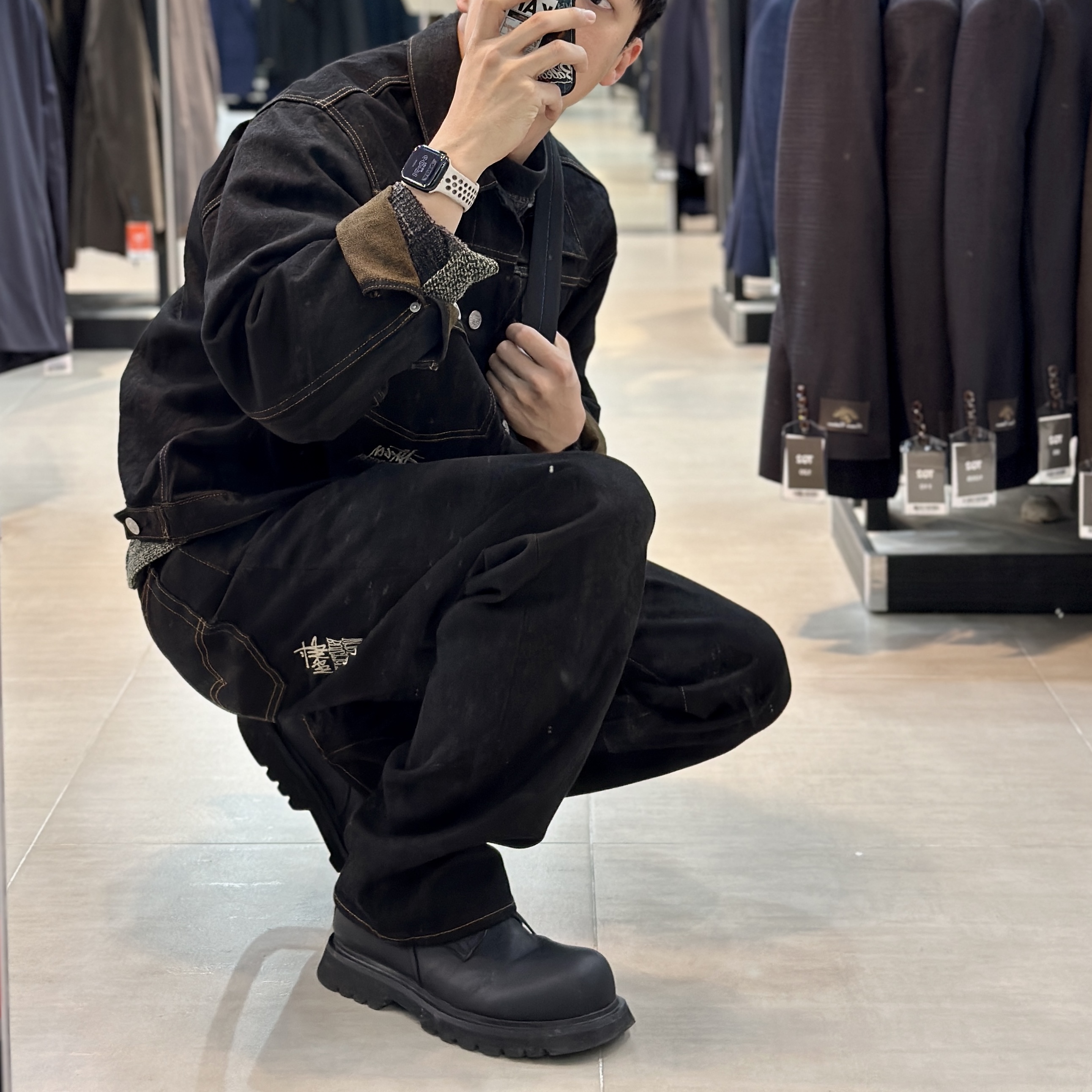 Stussy x Levi's Crispy Rinse Trucker Jacket Black, Stussy x Levi's Crispy Rinse 568 Jean Black 착용 스타일 - 3