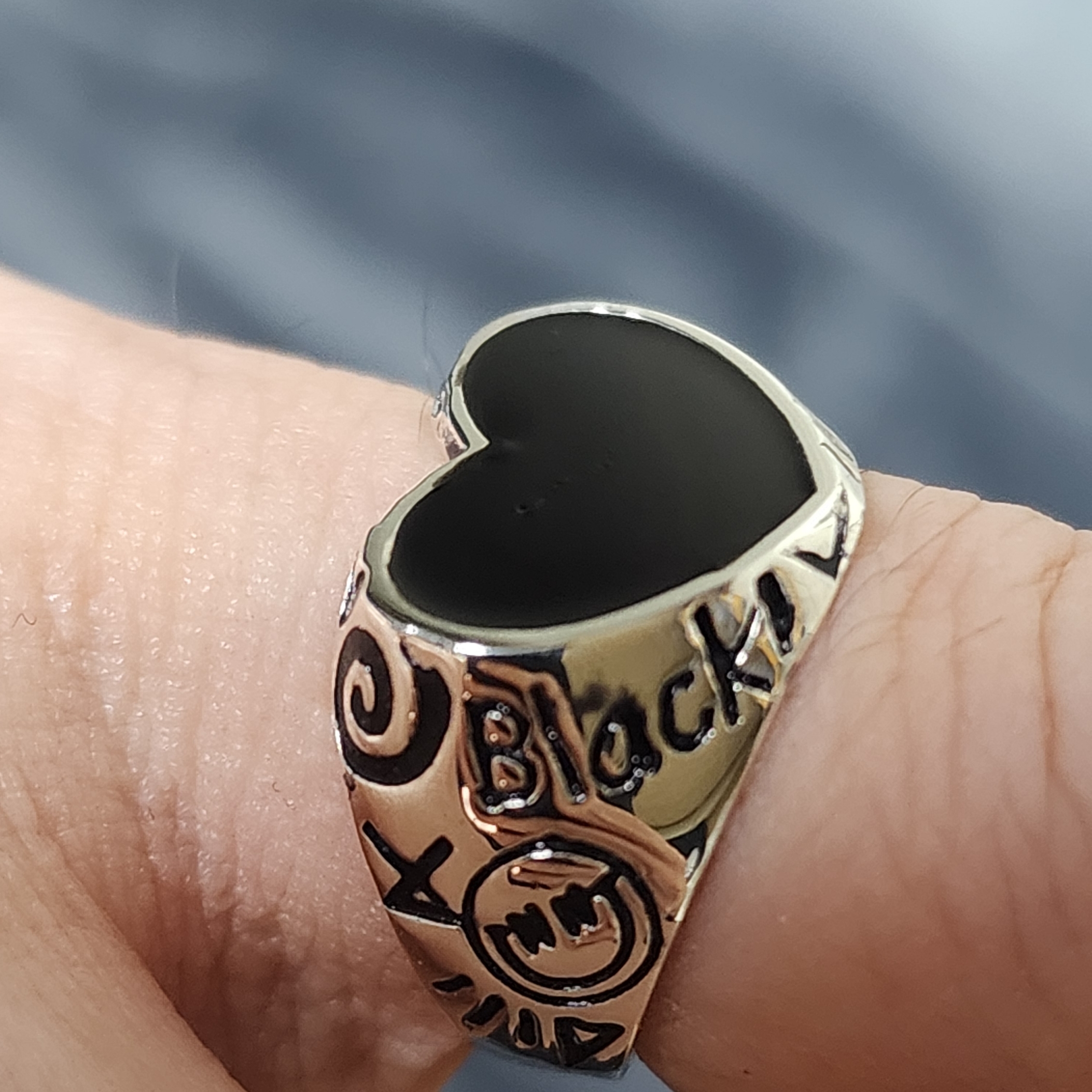 Nonenon Black Love Ring Doodle Silver925 착용 스타일