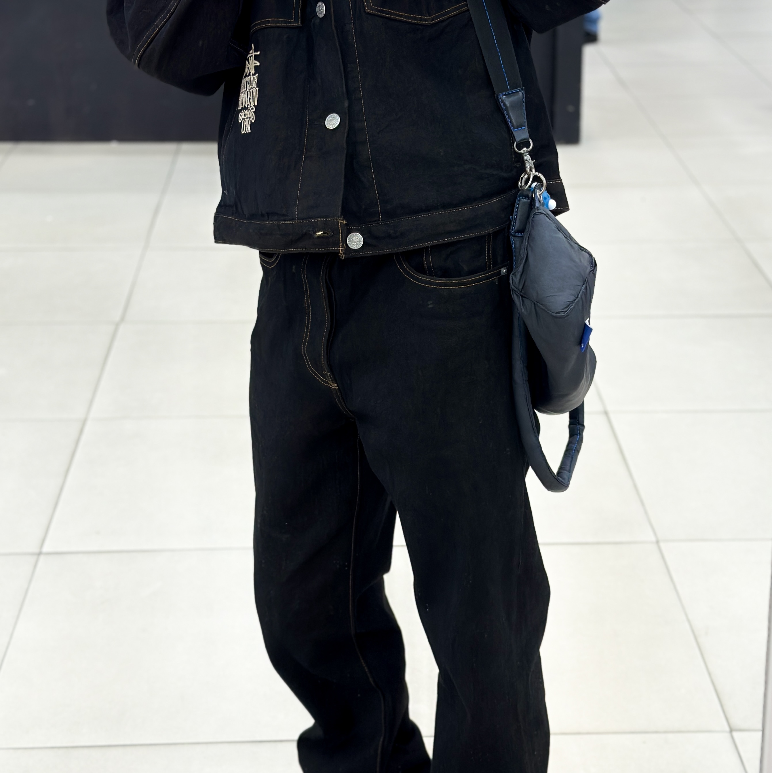 Stussy x Levi's Crispy Rinse Trucker Jacket Black, Stussy x Levi's Crispy Rinse 568 Jean Black 착용 스타일 - 2