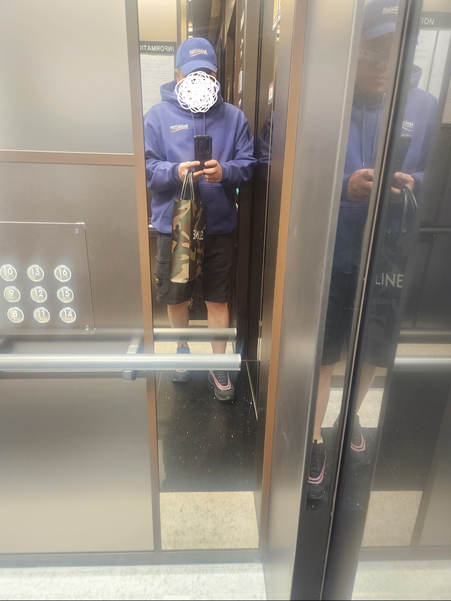 Balenciaga Political Campaign Hoodie Medium Fit Pacific Blue, Stone Island 64620 Brushed Cotton Fleece Bermuda Cargo Shorts Black - 22FW 착용 스타일 - 1