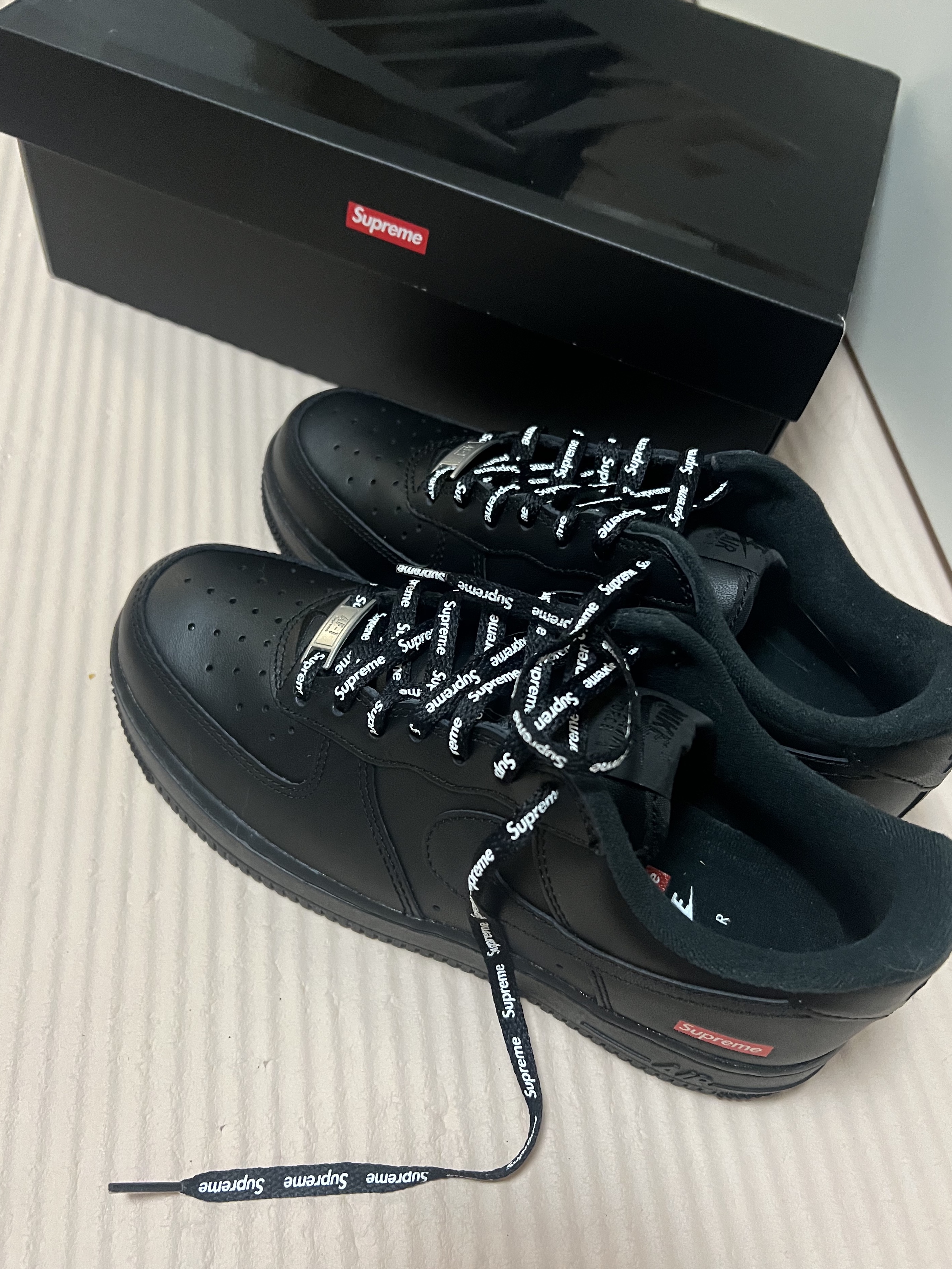 Supreme x Martine Rose Football Jersey Black - 24FW, Nike x Supreme Air Force 1 Low Black 착용 스타일 - 4