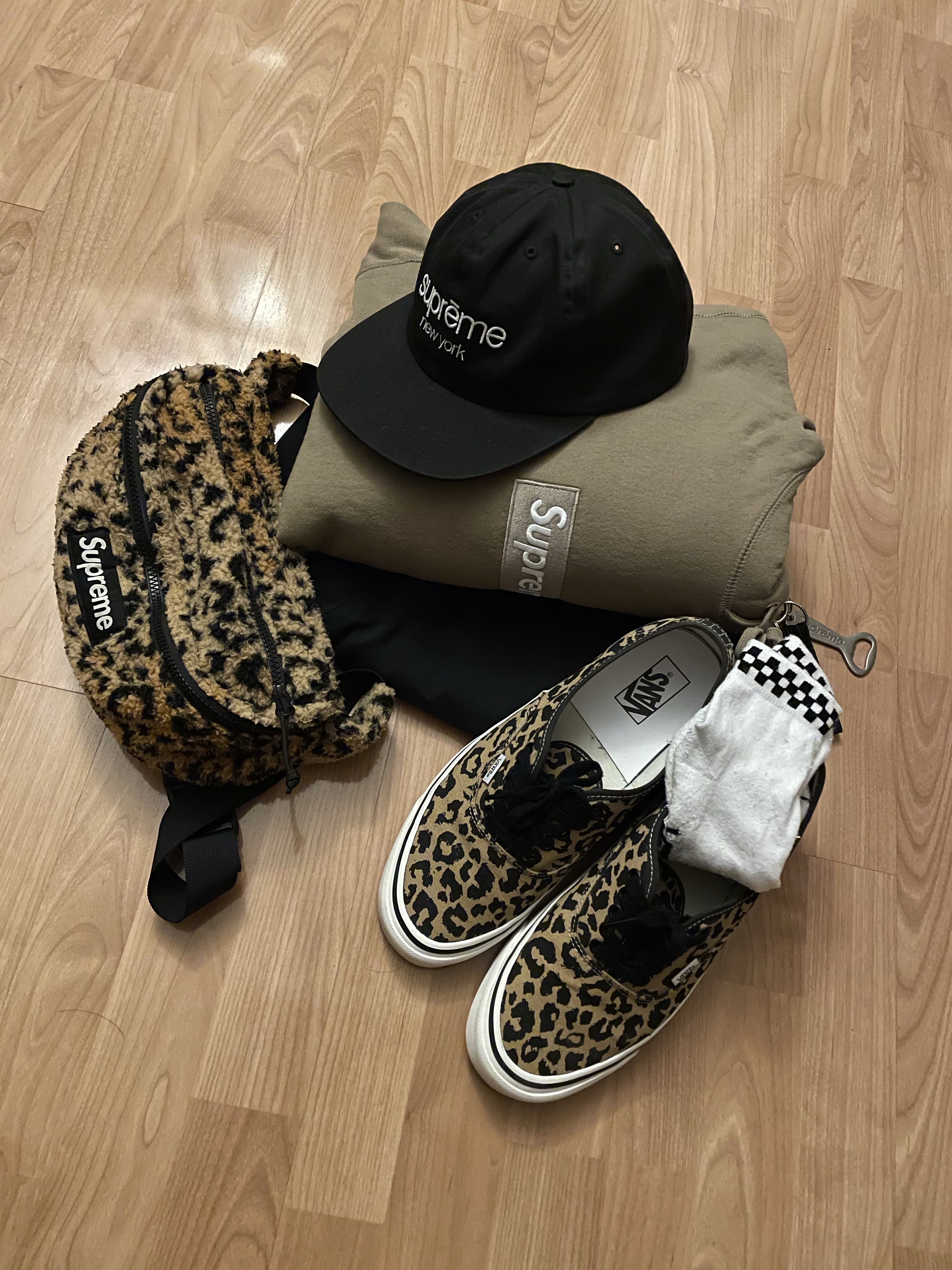Supreme Box Logo Hooded Sweatshirt Dark Sand - 23FW, Rolex Submariner 41mm 124060 Black Oyster 착용 스타일 - 2