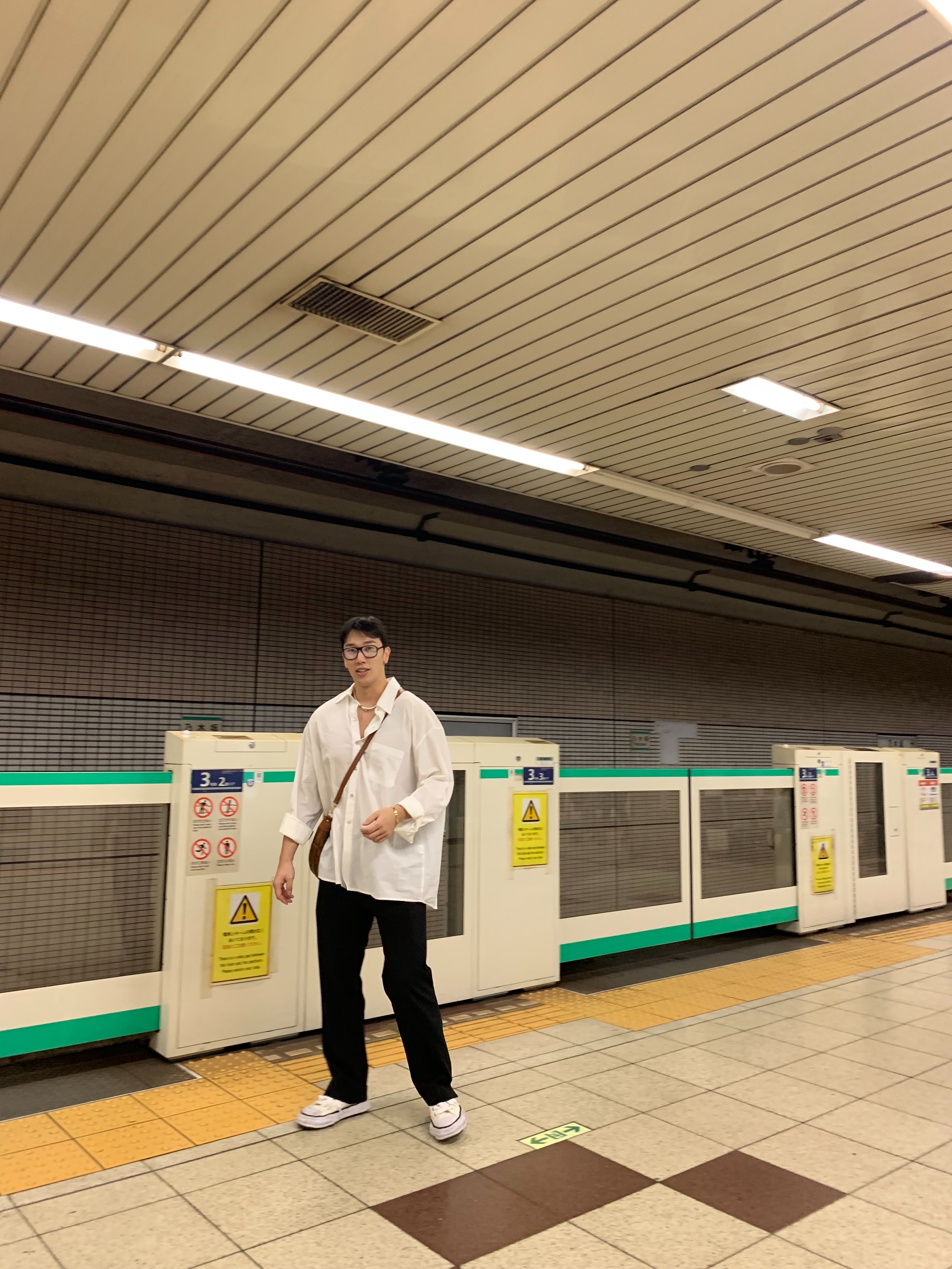 Louis Vuitton Loop Hobo Monogram, Maison Mihara Yasuhiro Peterson OG Sole Canvas Low Sneakers White 착용 스타일 - 2