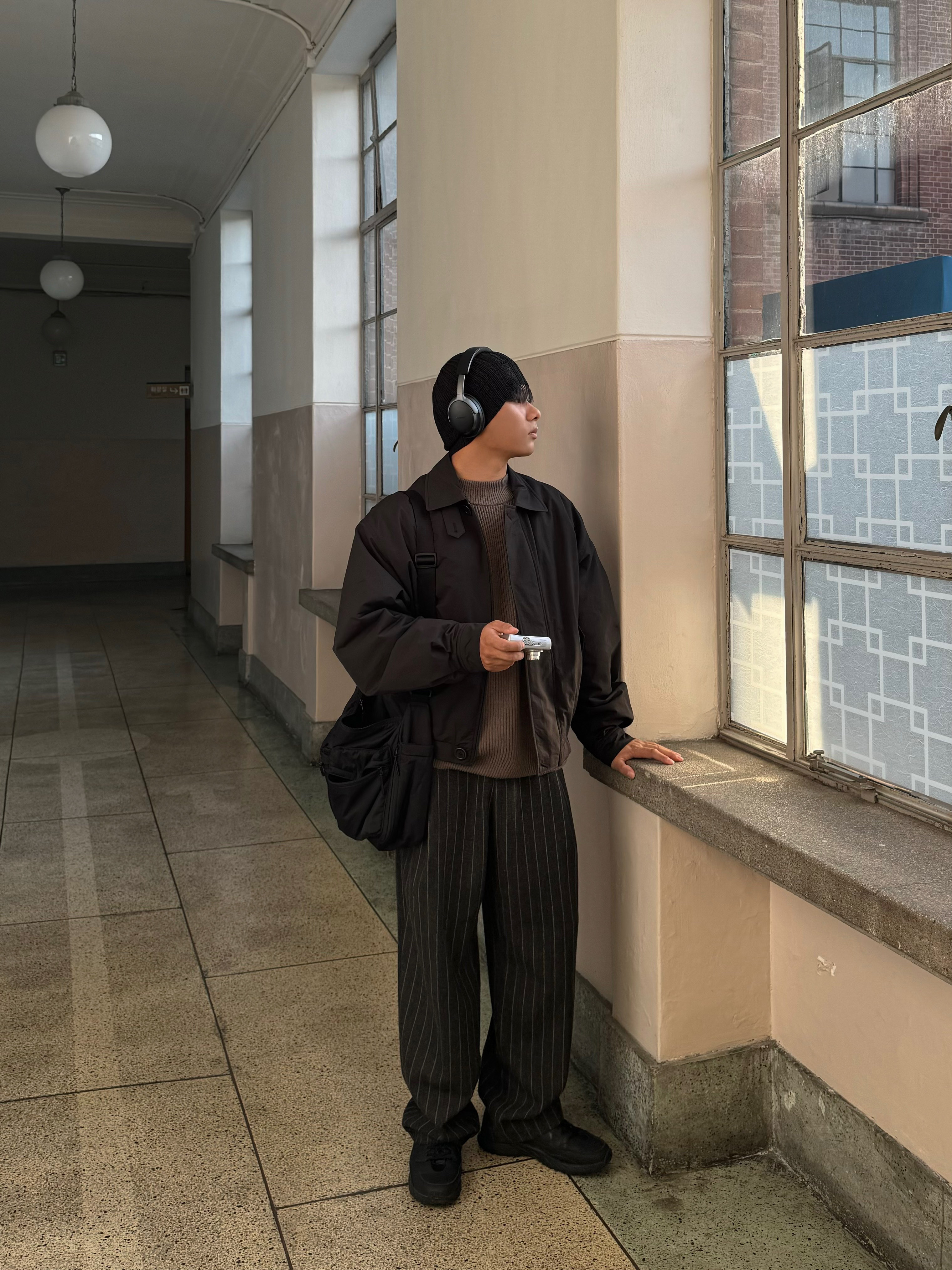 Amomento Cotton Nylon Padded Jumper Black - 24FW, Uniqlo Multi Pocket Shoulder Bag Black 착용 스타일 - 5