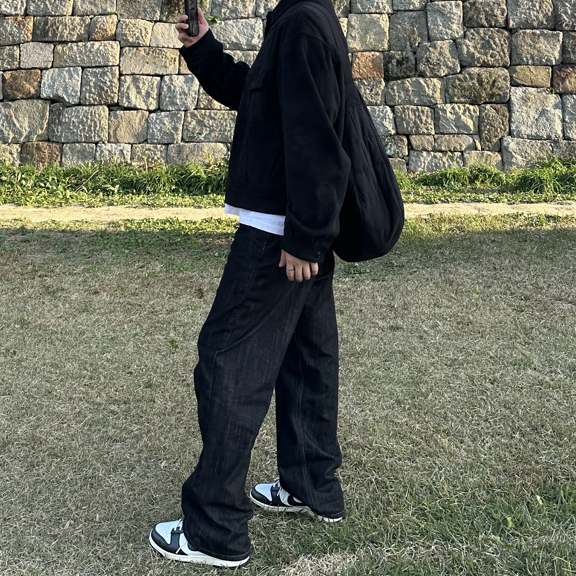 COS Quilted Messenger Bag Ripstop Black, (W) Nike Dunk Low Vintage Black and White 착용 스타일