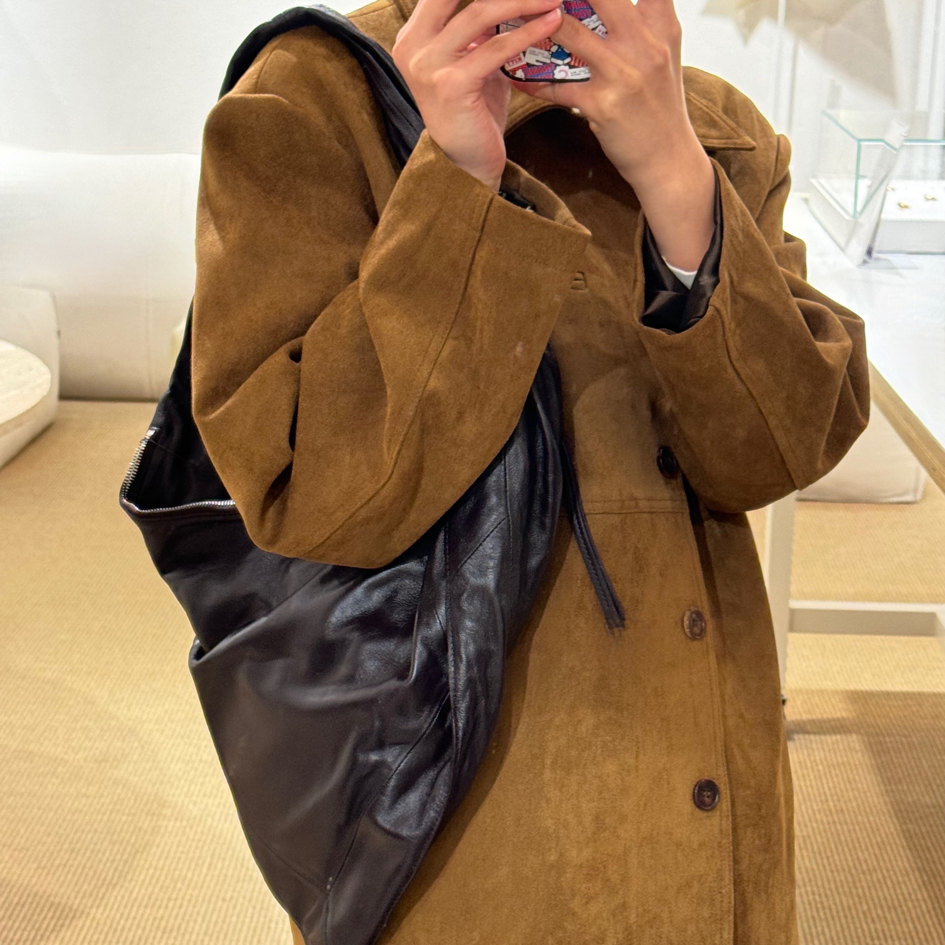 Lemaire Small Scarf Bag Shiny Nappa Leather Espresso Dark Chocolate 착용 스타일