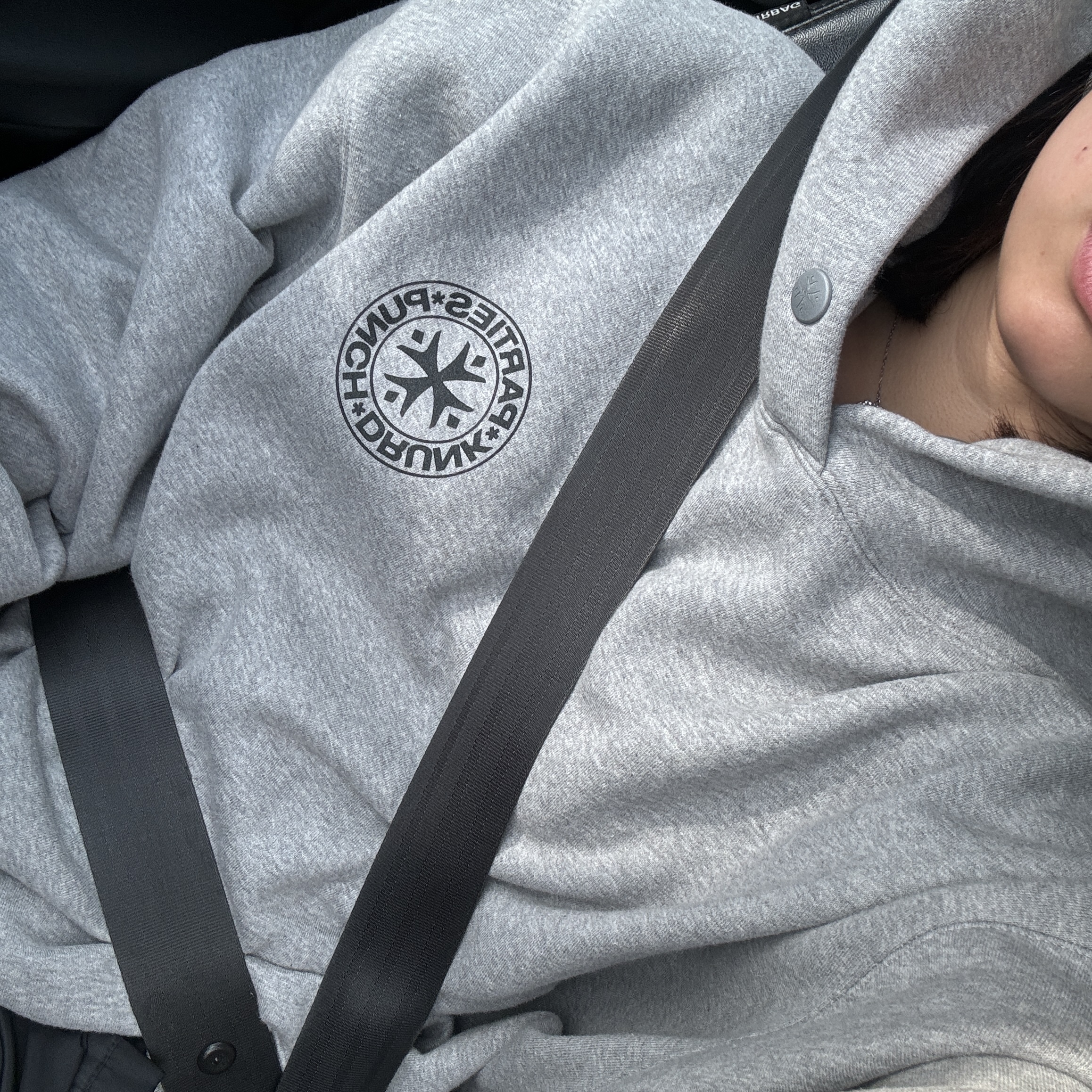 Punch Drunk Parties Circle Logo Oversized Hoodie Gray 착용 스타일 - 1