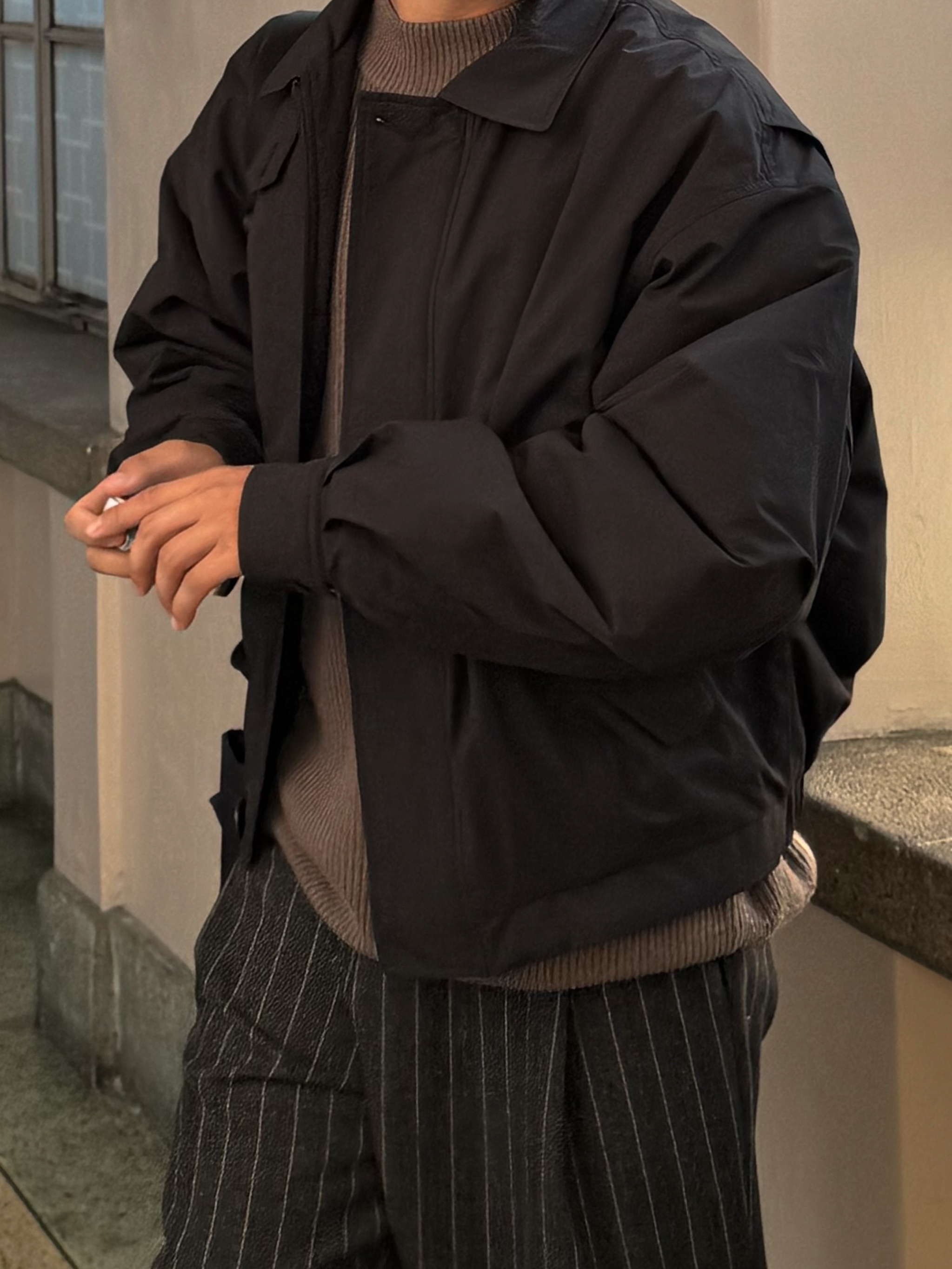 Amomento Cotton Nylon Padded Jumper Black - 24FW, Uniqlo Multi Pocket Shoulder Bag Black 착용 스타일 - 4