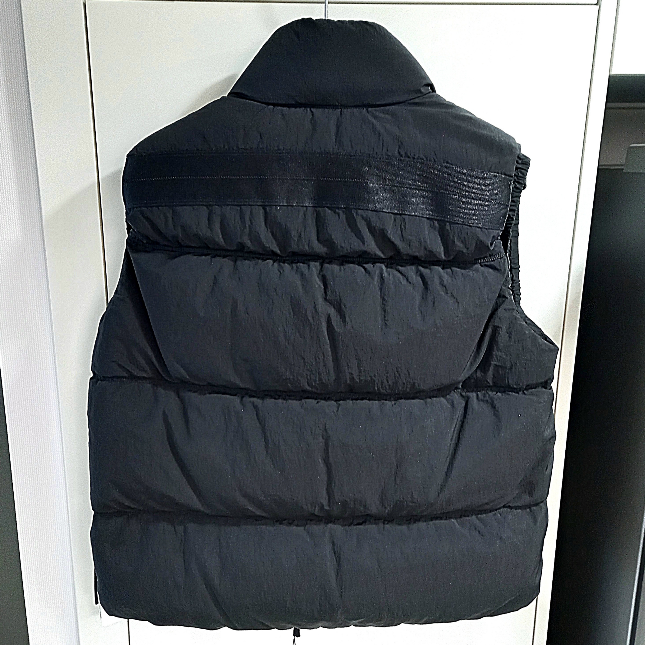 Stone Island G0419 Nylon Metal in Econyl Down Zip Vest with Anti Drop Black - 24FW 착용 스타일 - 3