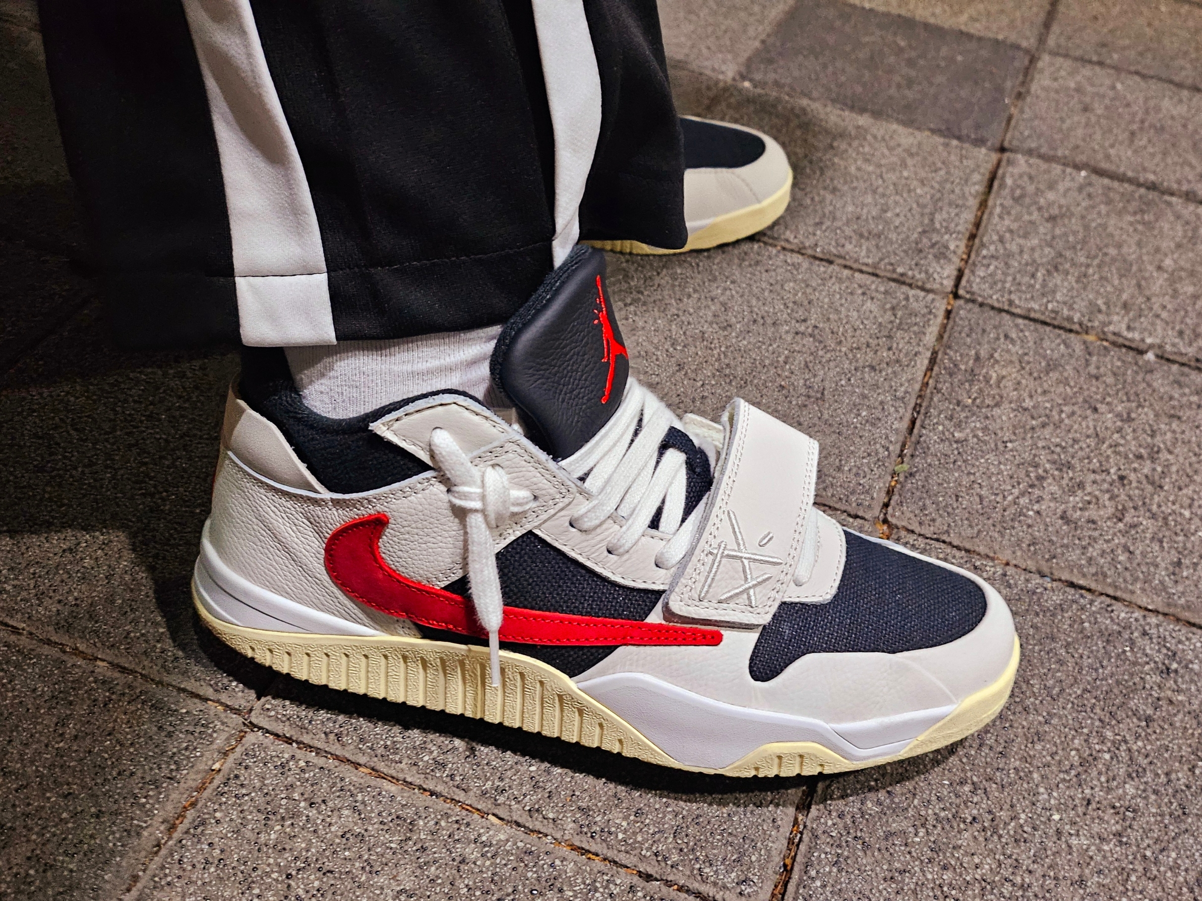 Jordan x Travis Scott Jumpman Jack TR University Red, (GS) Jordan 4 Retro White and Black 착용 스타일 - 1