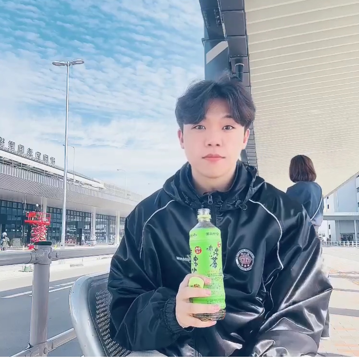 Supreme Satin Hooded Track Jacket Black - 24SS, Salomon x MM6 Maison Margiela XT-4 Mule Black 착용 스타일 - 2