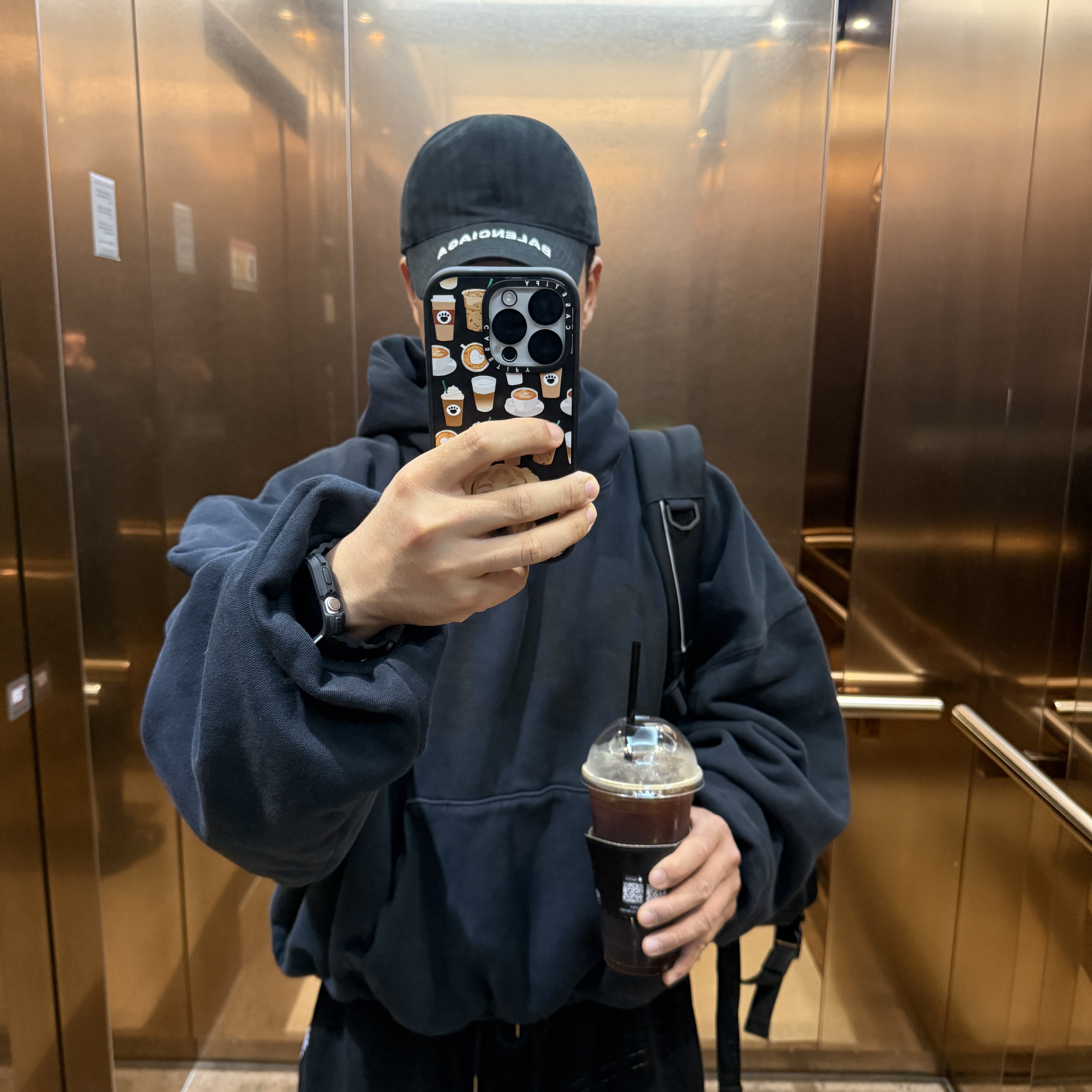 Yeezy Gap Engineered By Balenciaga Dove Hoodie Washed Black 착용 스타일
