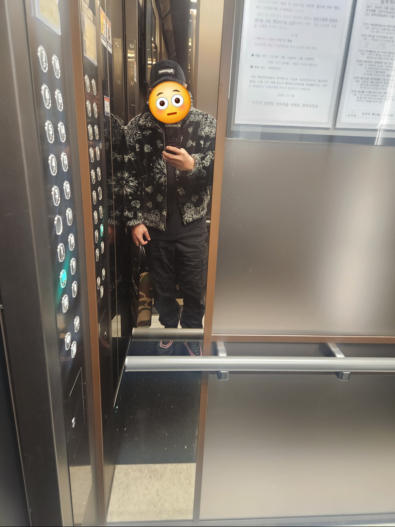 Balenciaga Political Campaign Hoodie Medium Fit Pacific Blue, Stone Island 64620 Brushed Cotton Fleece Bermuda Cargo Shorts Black - 22FW 착용 스타일 - 3
