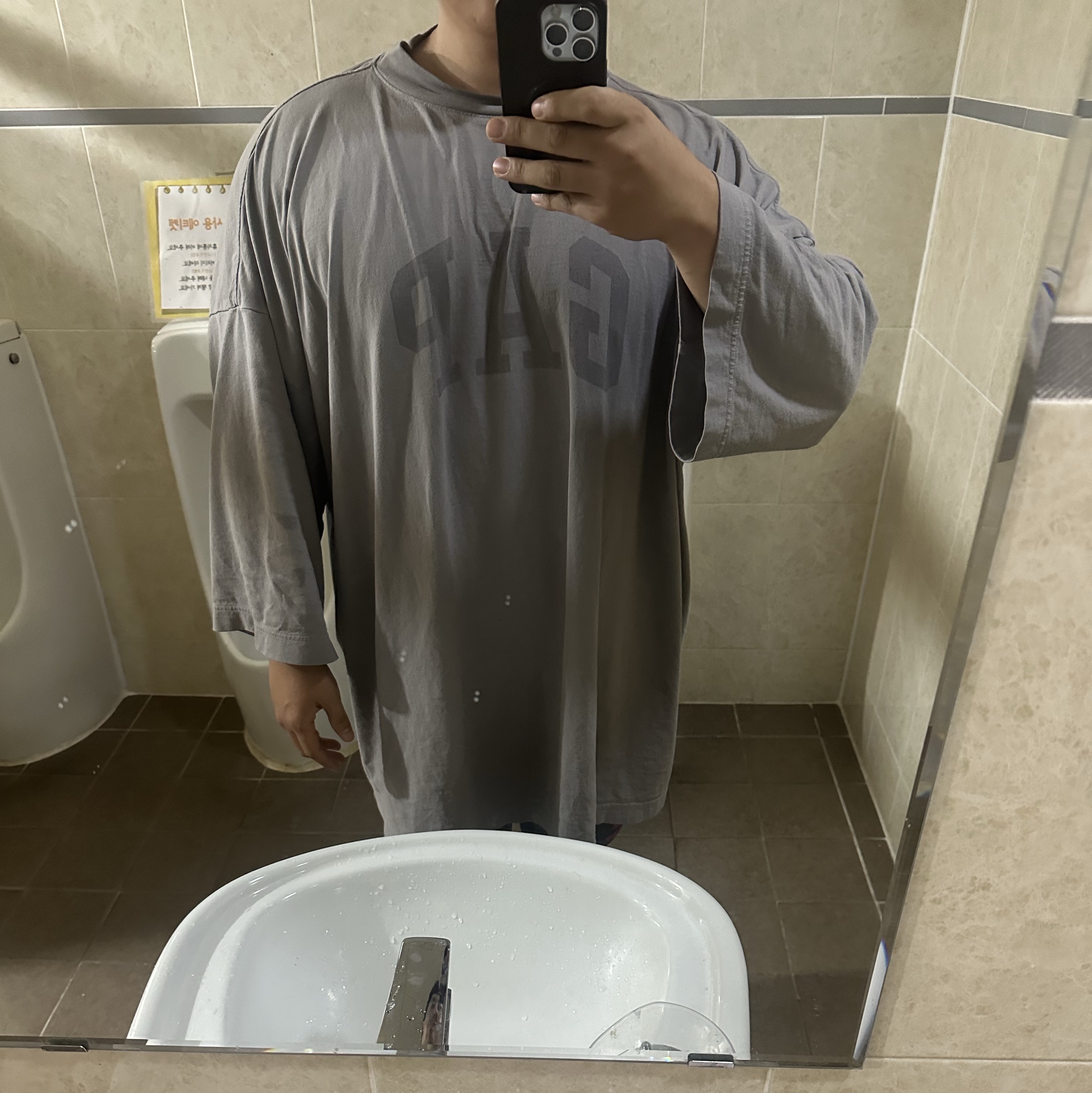 Yeezy Gap Engineered By Balenciaga Dove 3/4 Sleeve T-Shirt Dark Green 착용 스타일 - 1