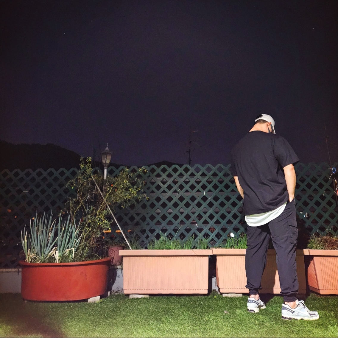 Stussy Refracted T-Shirt Black, Nike Zoom Vomero 5 Light Bone and Black 착용 스타일 - 3