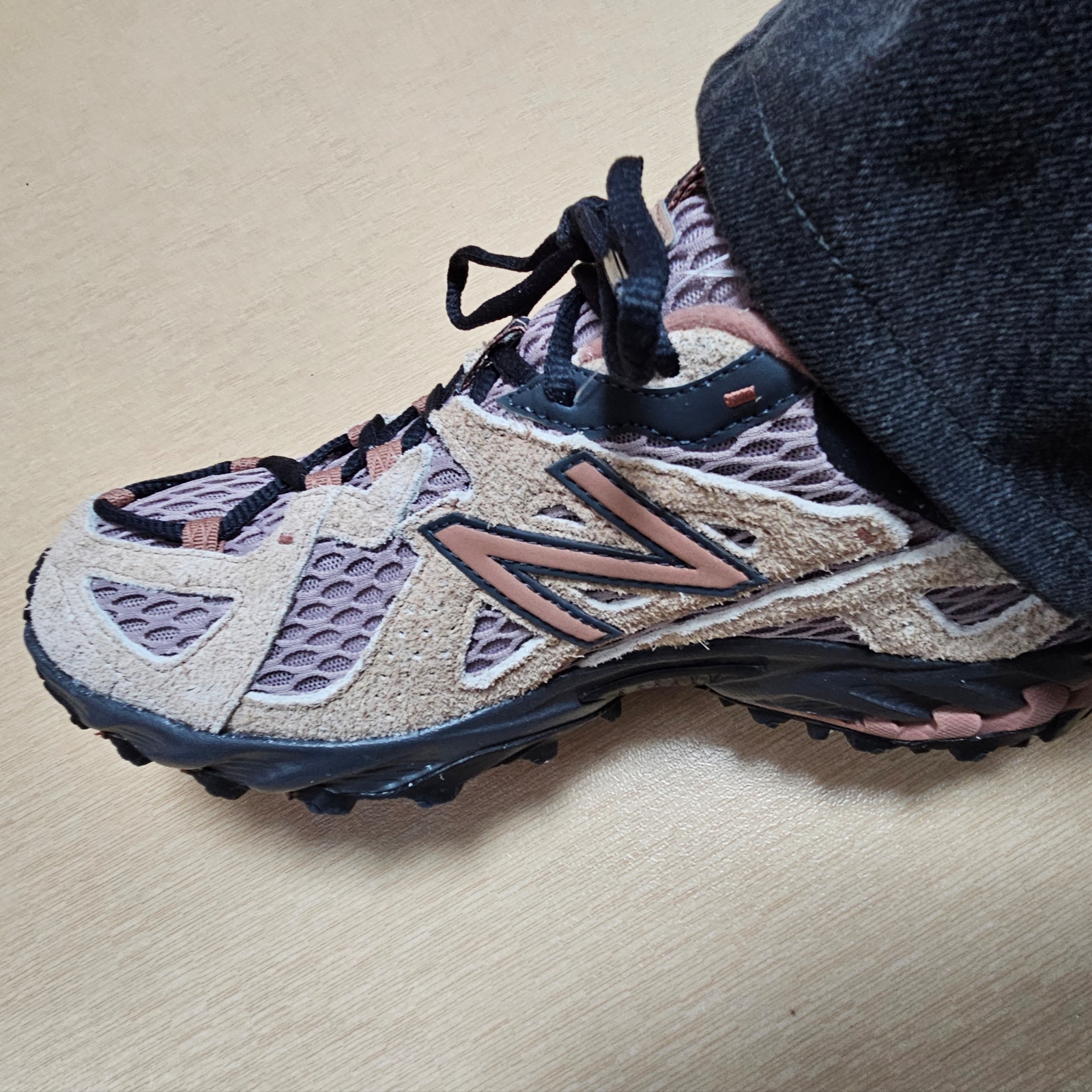 New Balance ML610 Flat Taupe Ice Wine 착용 스타일