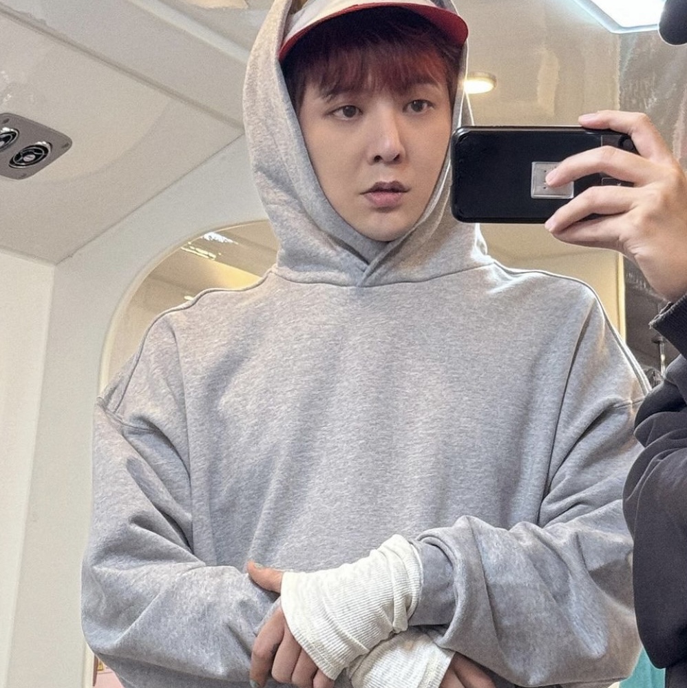 Balenciaga Patch Garde-Robe Hoodie Medium Fit Grey 착용 스타일 - 1