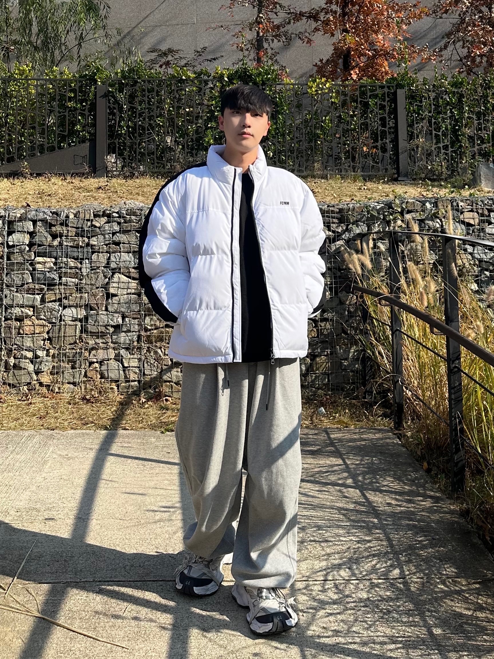 Balenciaga Cargo Sneakers White Grey 착용 스타일 - 1