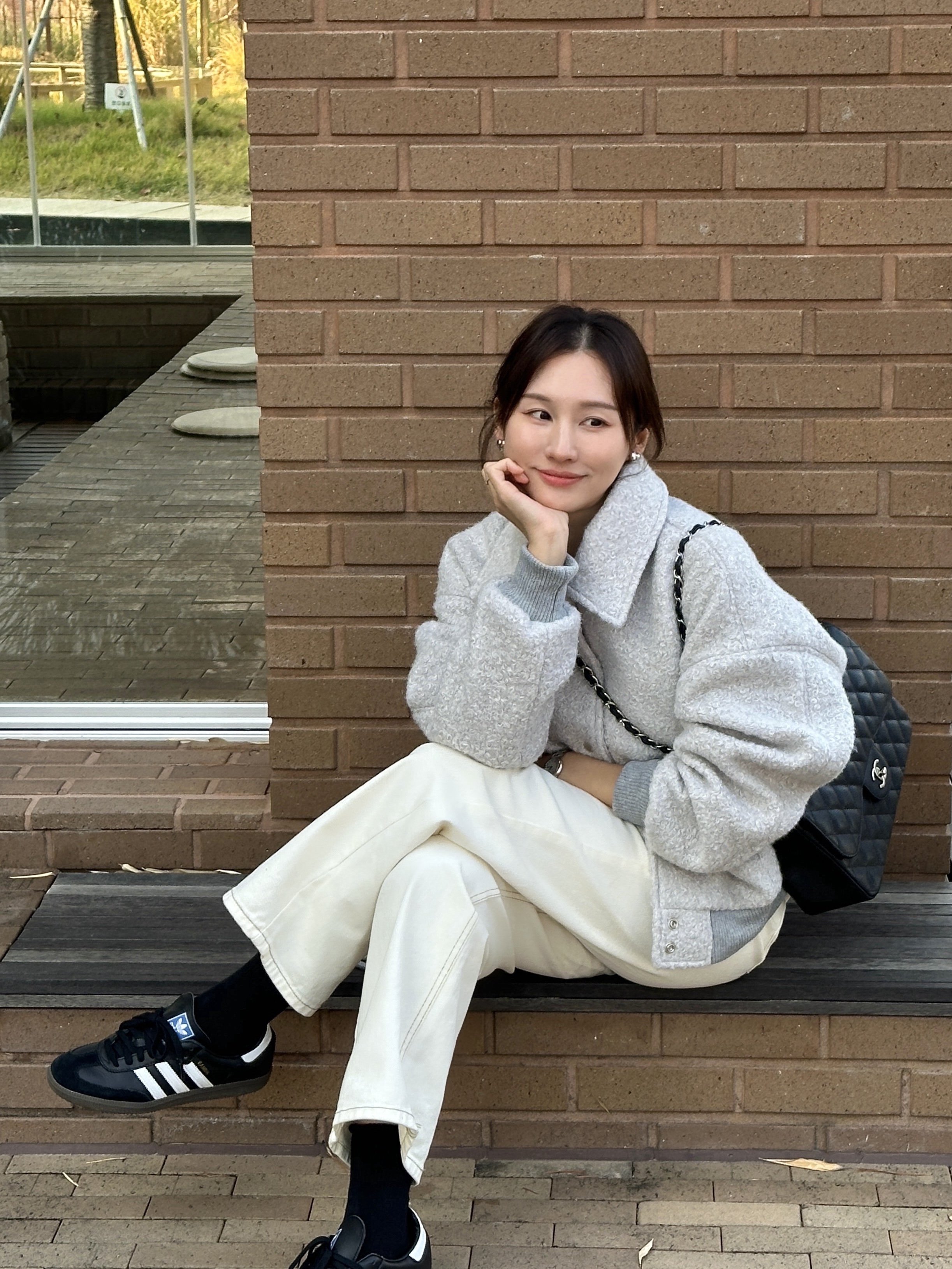 Chanel Large Classic Handbag Grained Calfskin & Silver Black 착용 스타일 - 4
