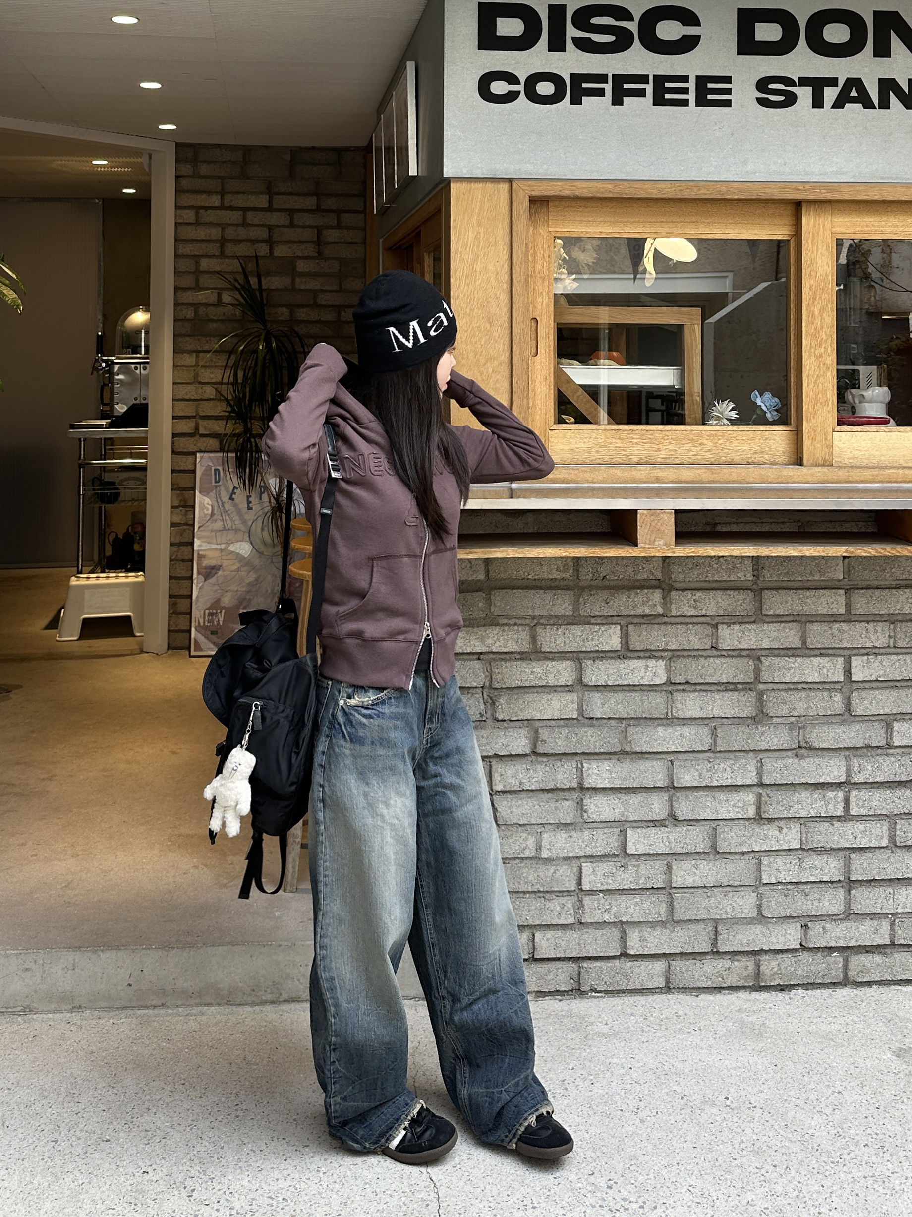 Matin Kim Logo Jacquard Short Beanie Black 착용 스타일 - 1