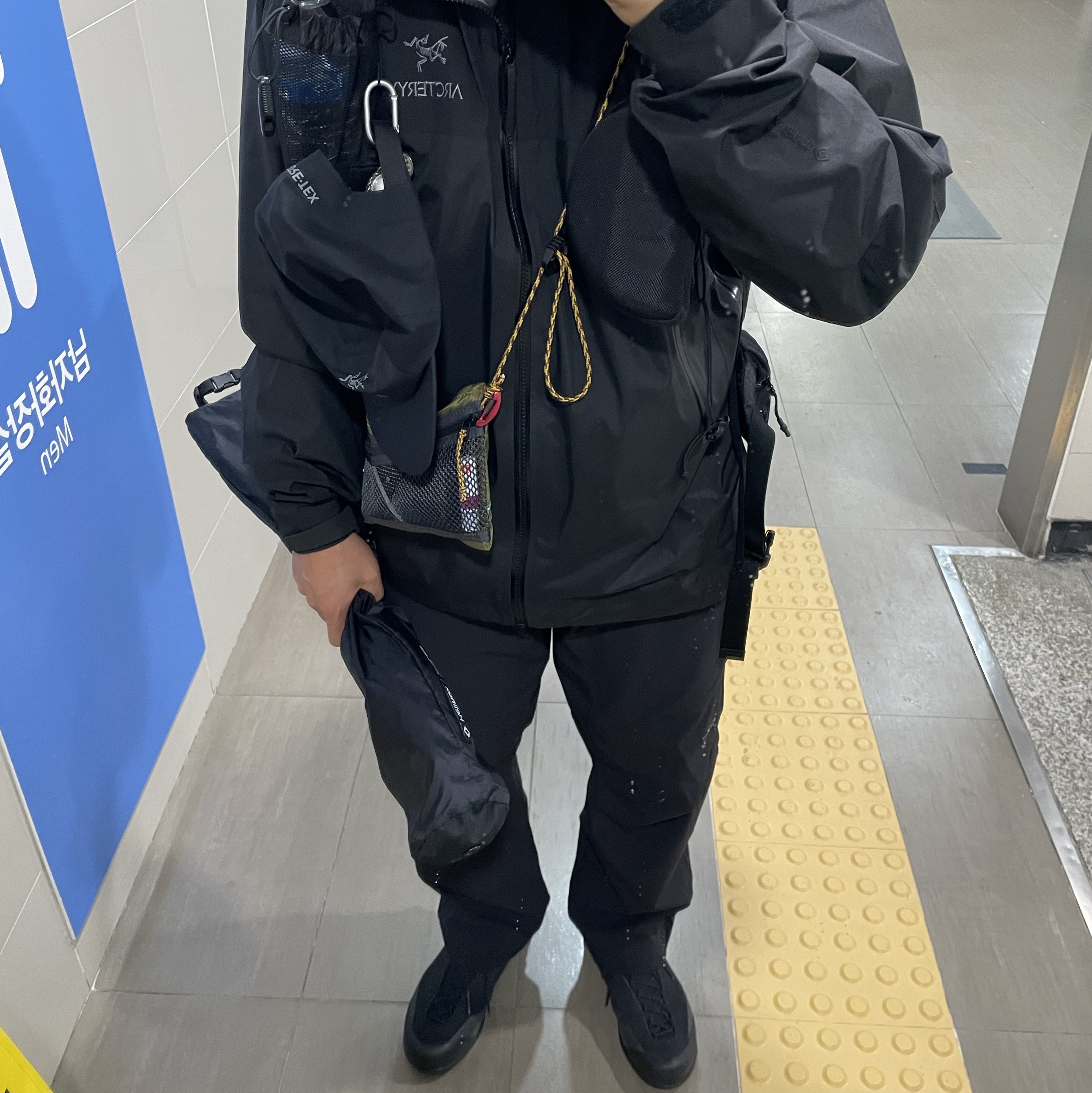 Oakley Eye Jacket Redux Matte Black Frame Prizm Grey Lenses High Bridge Fit, Arc'teryx Konseal FL 2 Leather GTX Black 착용 스타일