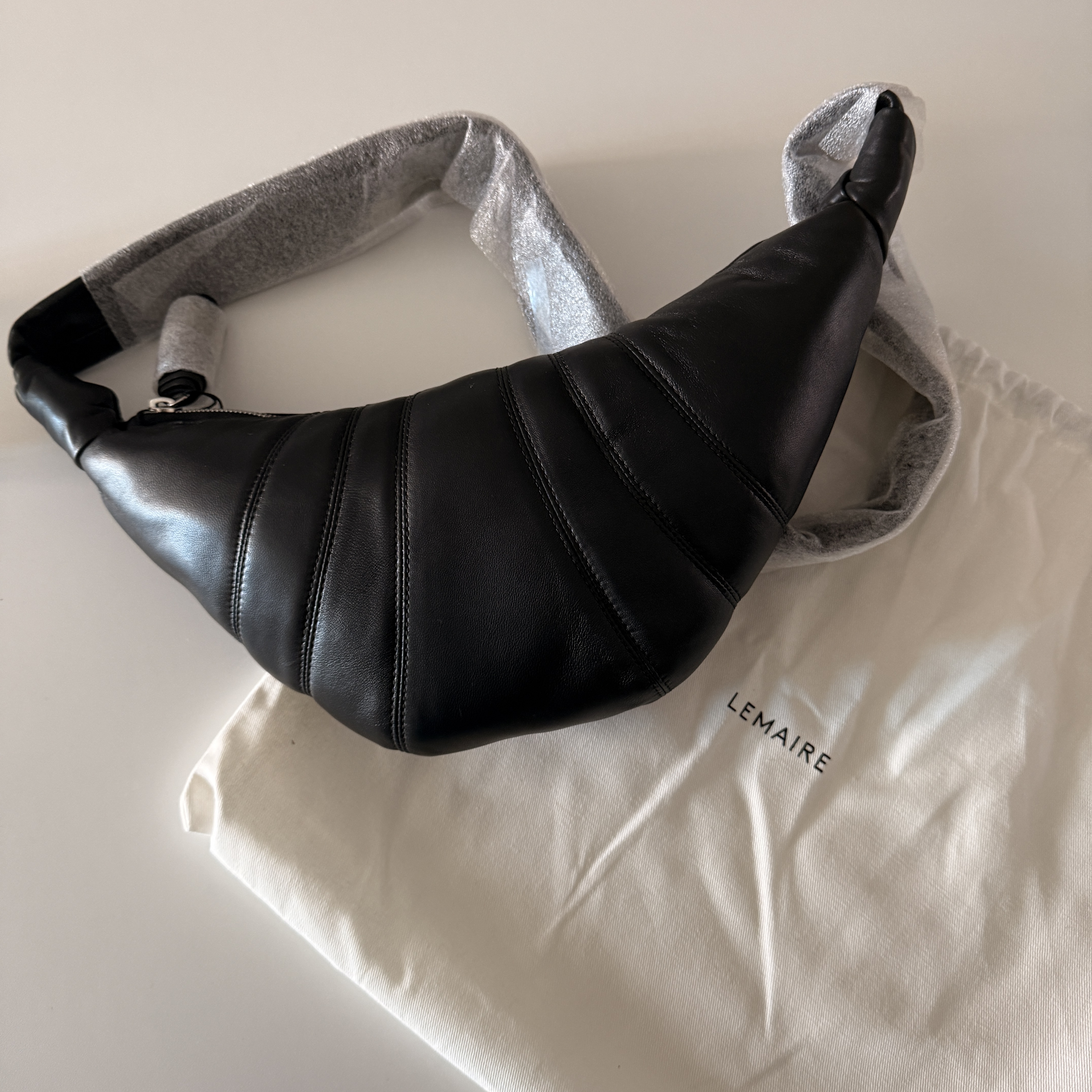 Lemaire Small Croissant Bag Soft Nappa Leather Black 착용 스타일