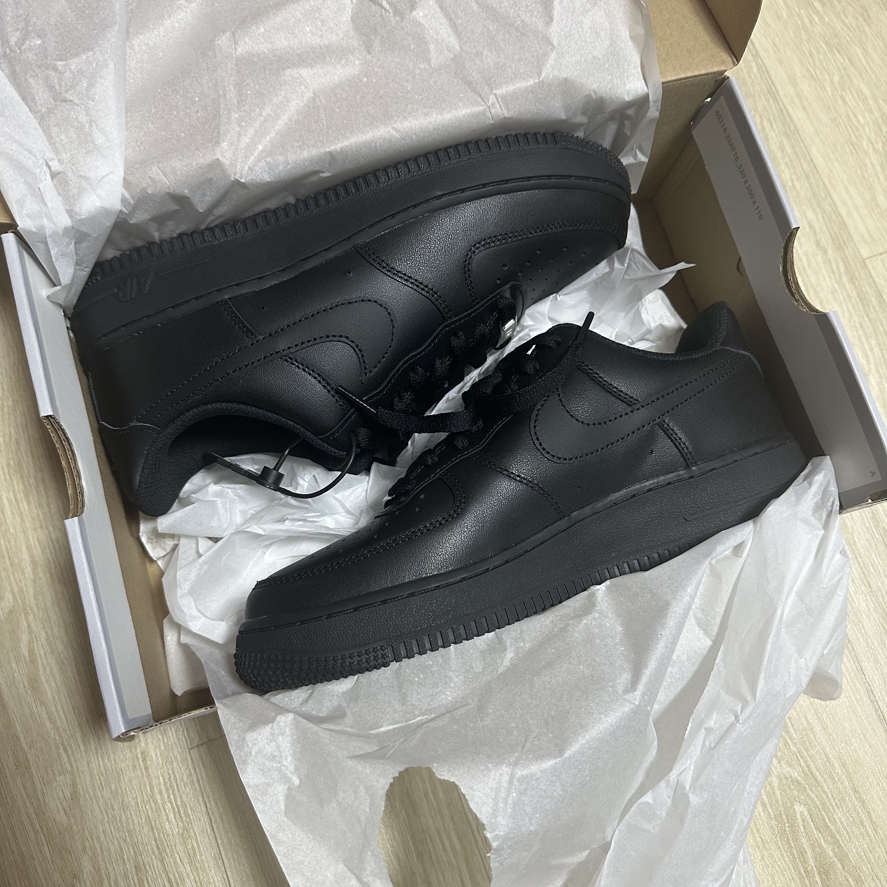 Nike Air Force 1 '07 Low Triple Black 착용 스타일