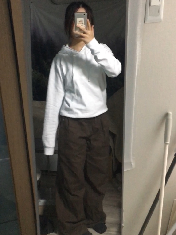 [KREAM 단독] Safarispot Women 1/2 Basic Safari Hoodie Black, [KREAM 단독] Safarispot Women 1/2 Basic Safari Hoodie White 착용 스타일 - 2