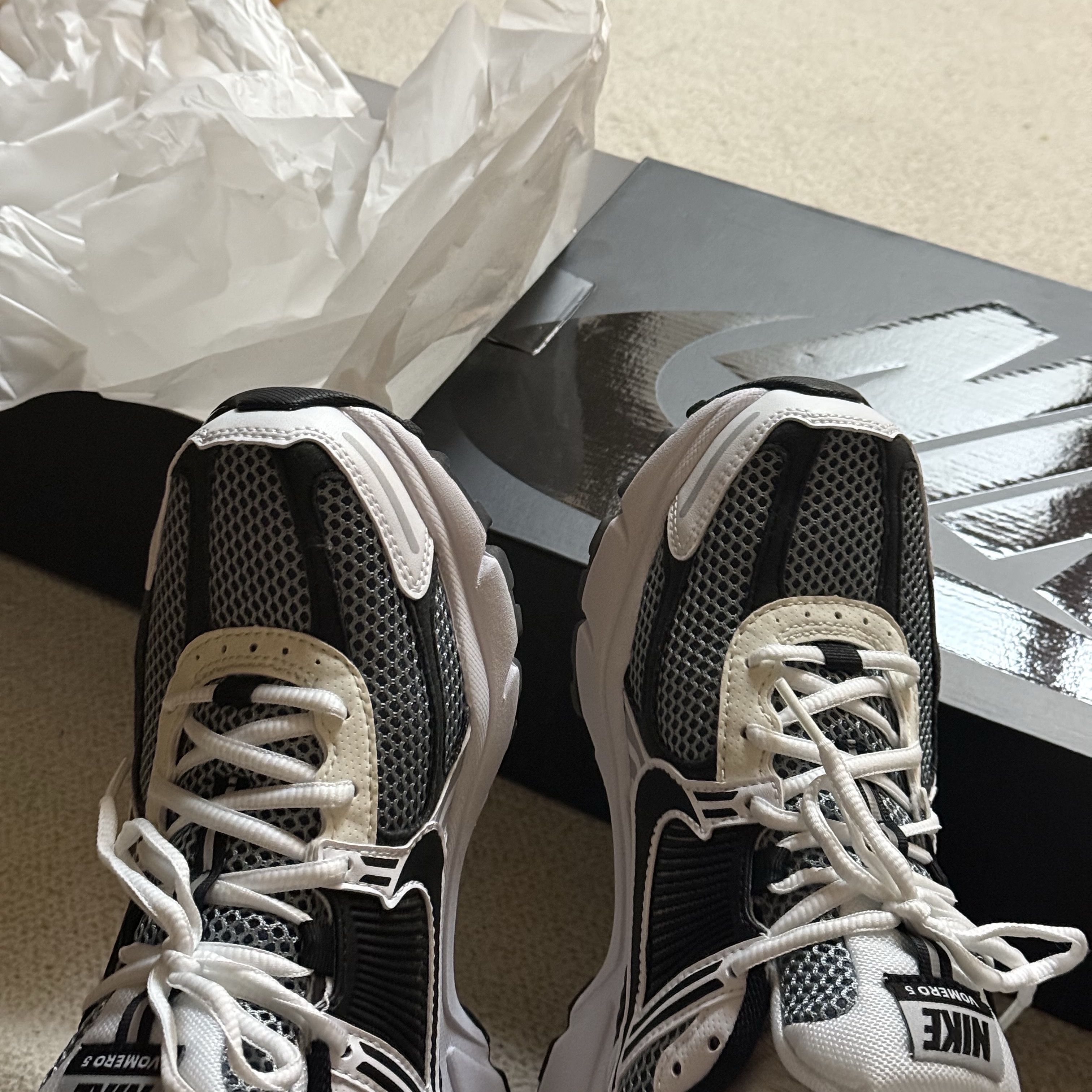 Nike Zoom Vomero 5 SE SP Dark Grey Black White 착용 스타일 - 2