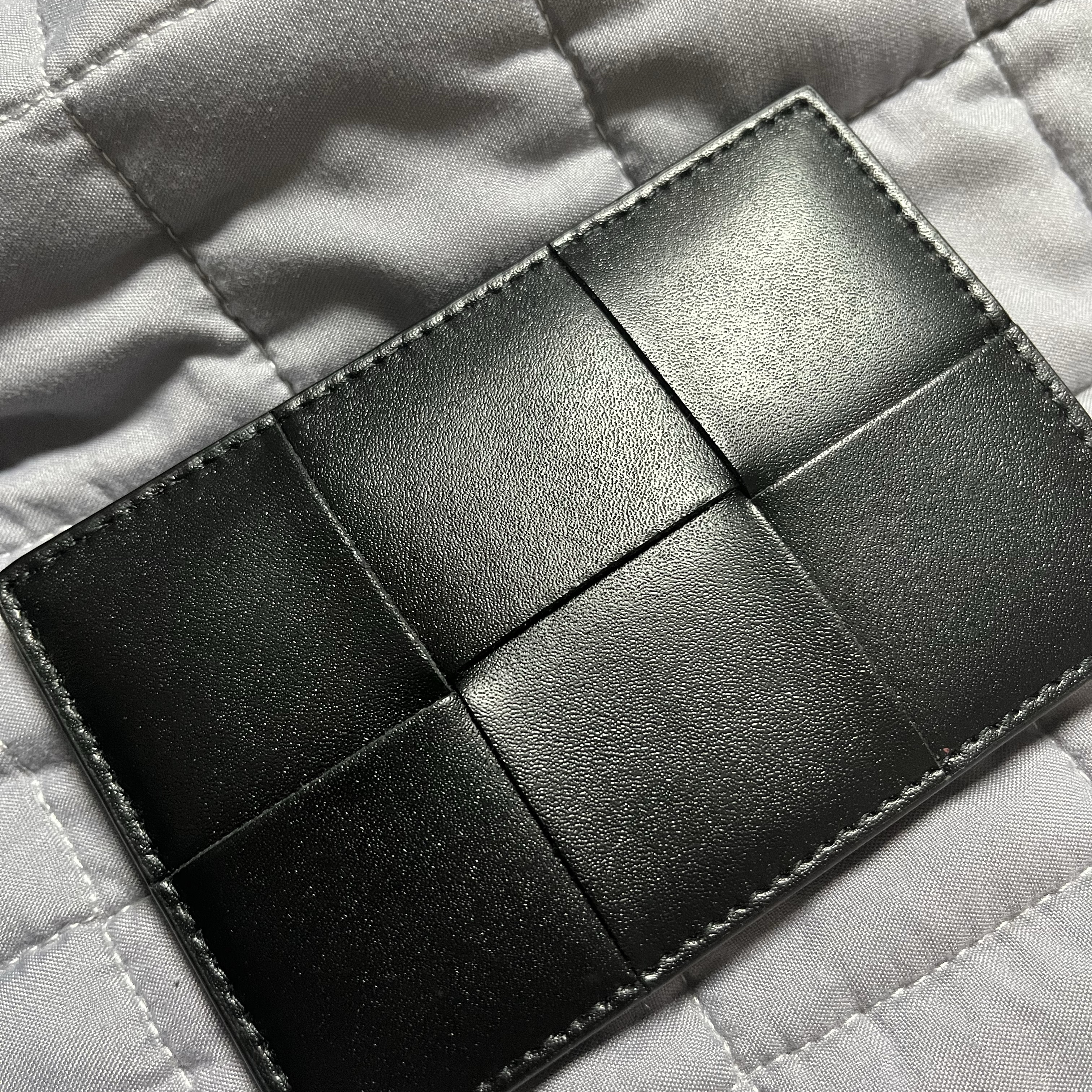 Bottega Veneta Credit Card Case Calfskin Black 착용 스타일 - 1