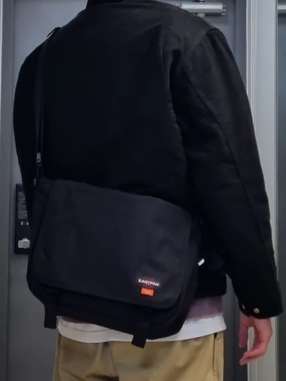 TONY HAWK X EAST PACK JR Messenger Bag 착용 스타일