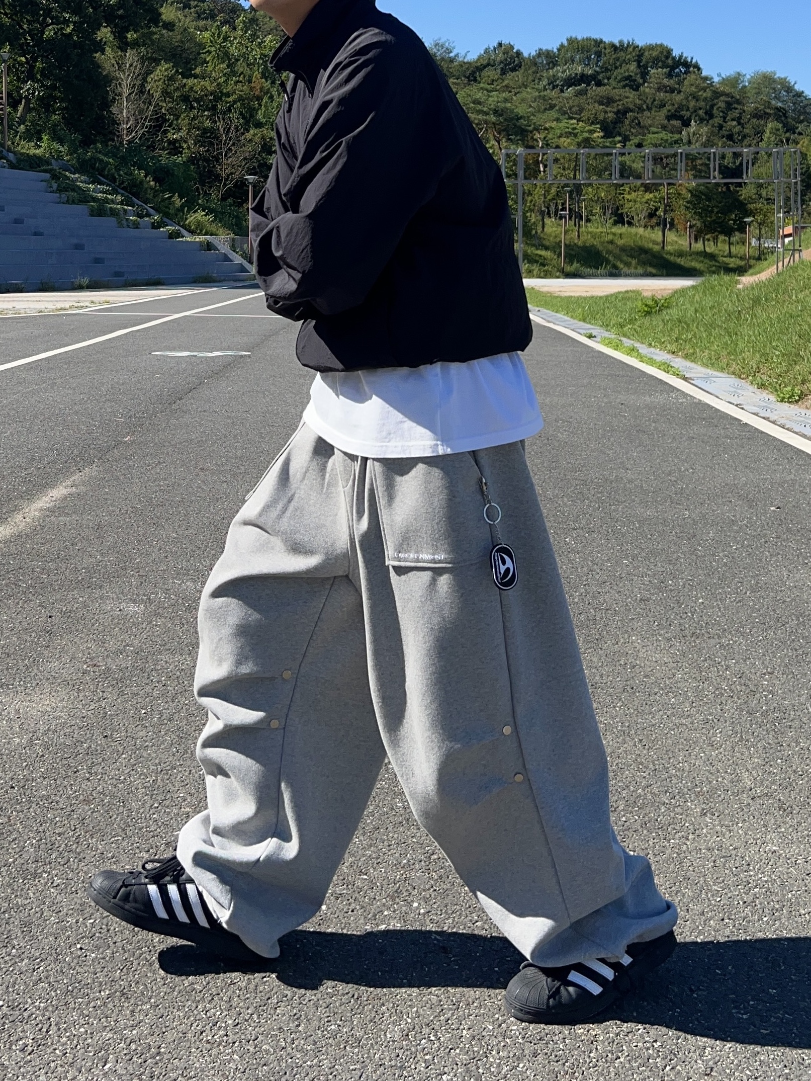 Adidas Superstar Core Black White 착용 스타일 - 3