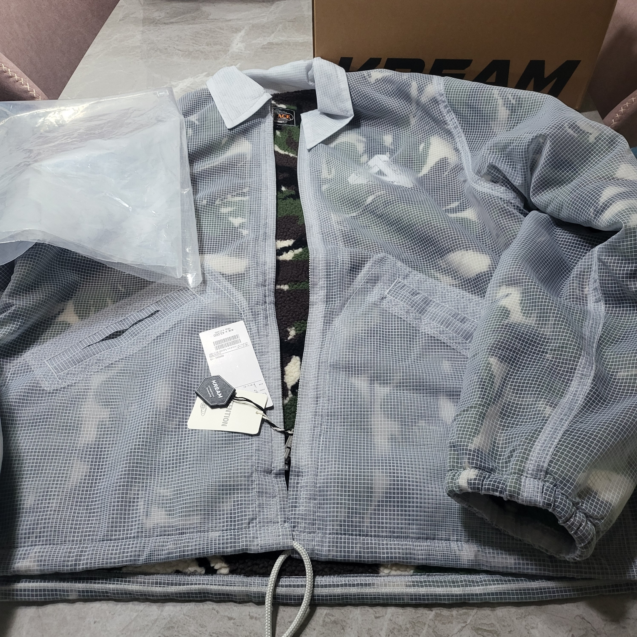 Palace x Beams Plus Fleece Coach Jacket Lined Camo - 24FW 착용 스타일