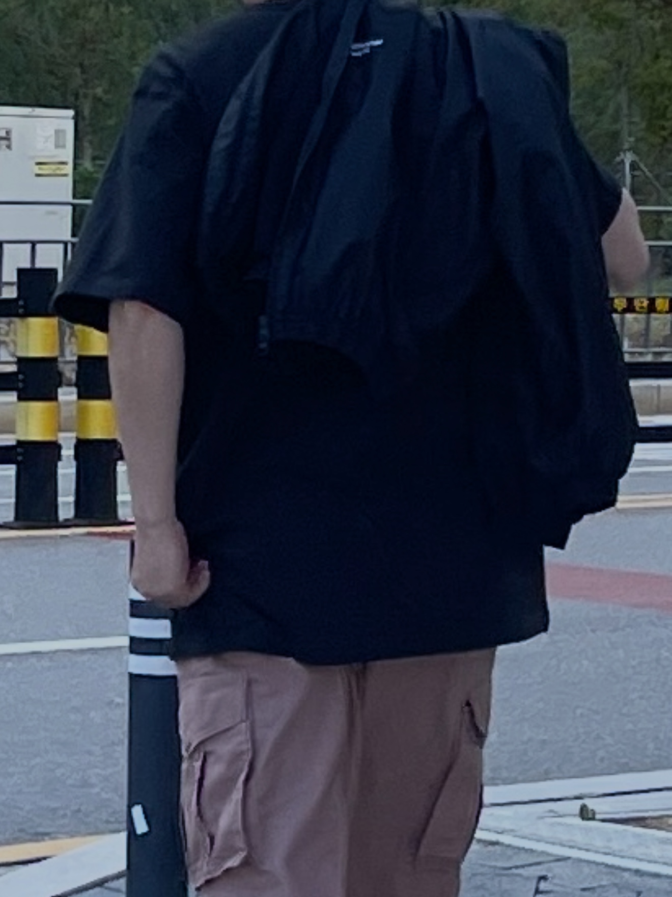 Undermycar Mu.24 Anti Fxxking Logo Play Crop Zip-up Jacket Black, Carhartt Loose Fit Heavyweight Regular Short Sleeve Pocket T-Shirt Black 착용 스타일 - 1