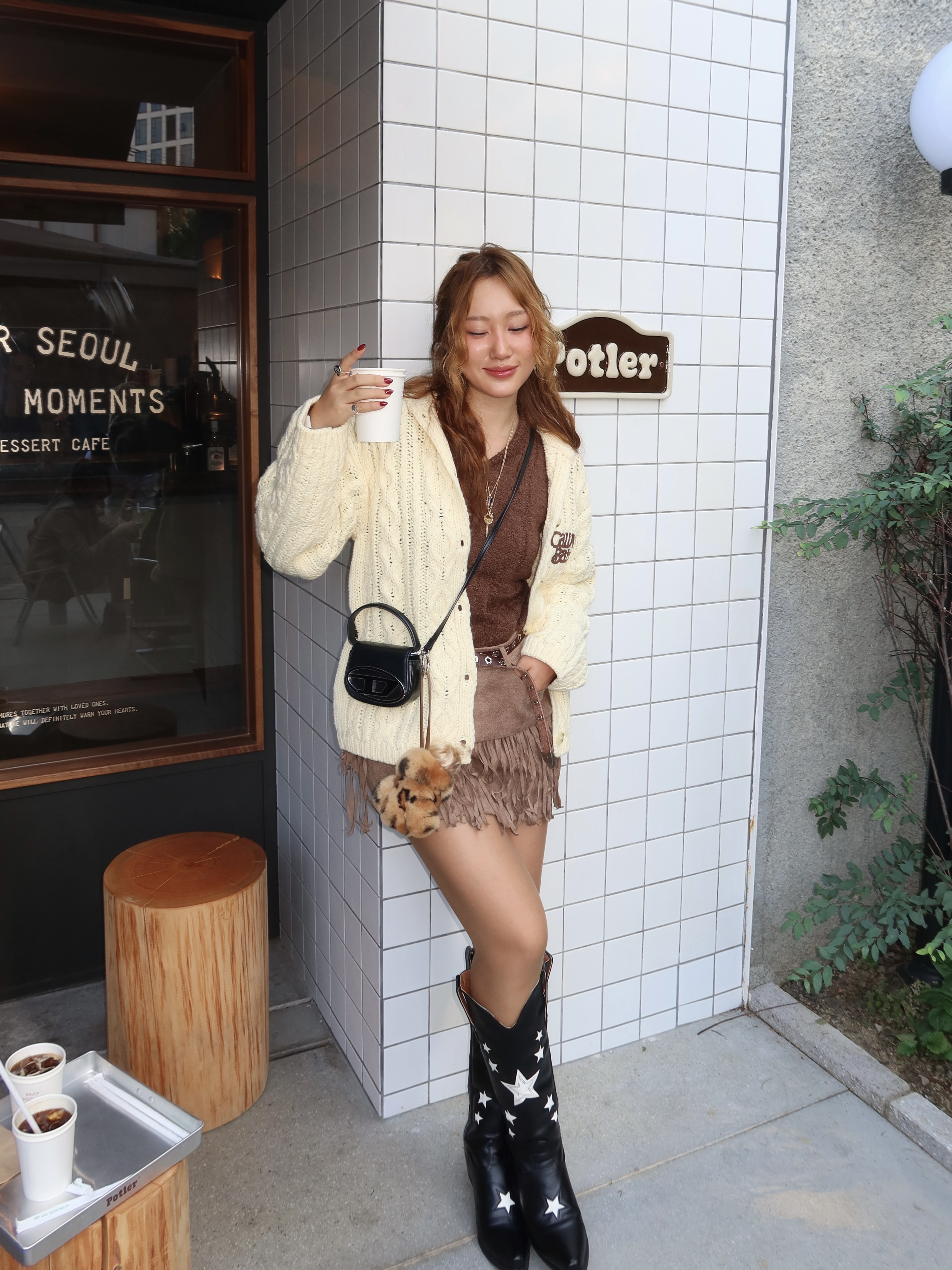 Anoetic Classic Outpocket Shoulder Bag Caramel 착용 스타일 - 2