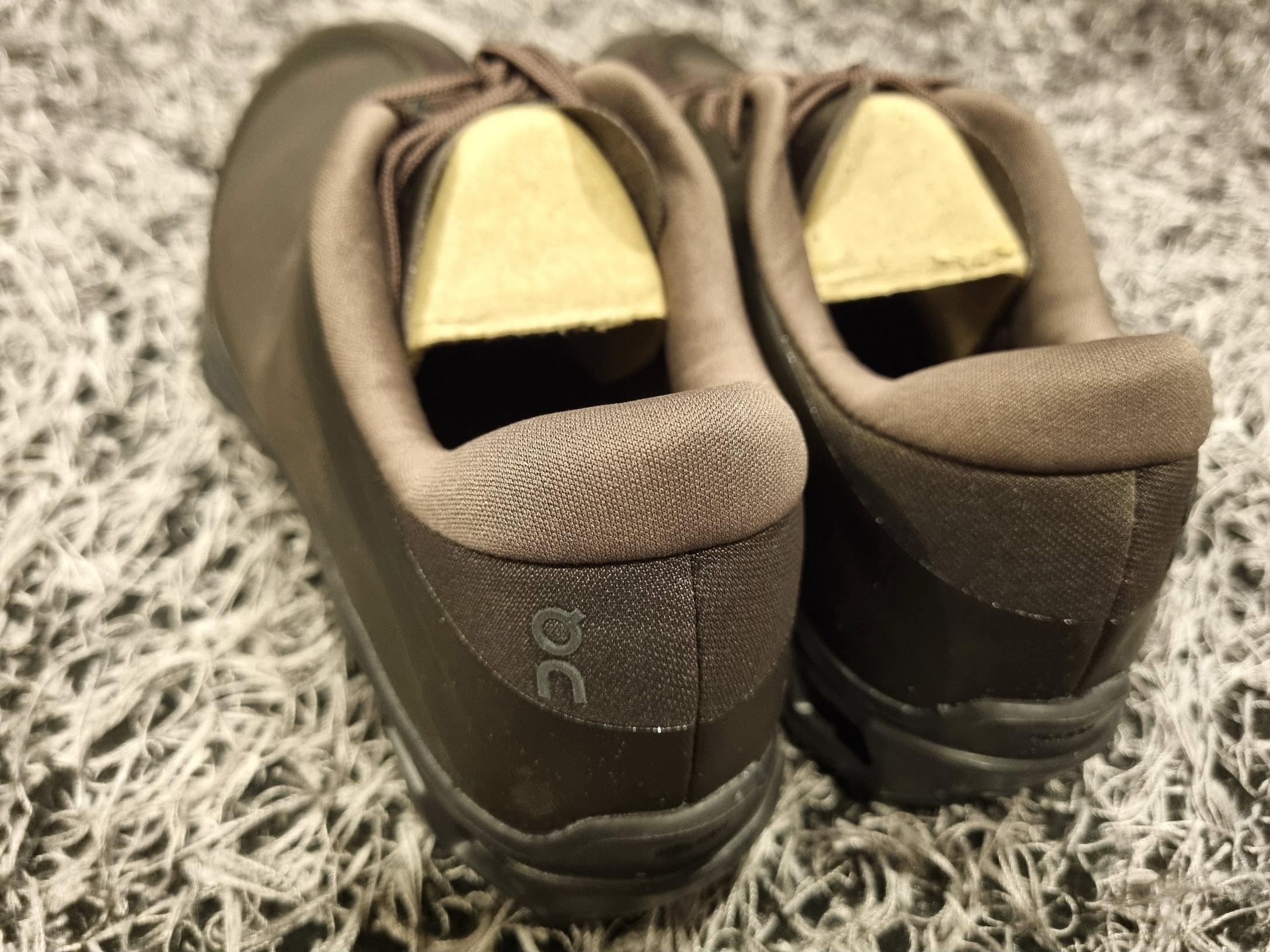 (W) On Running x Post Archive Faction (Paf) Cloudventure Peak Cacao Espresso 착용 스타일 - 5