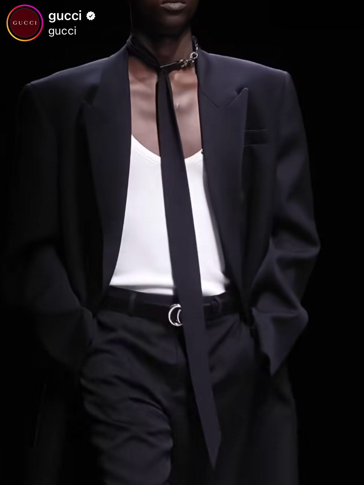Gucci Stripe Print Silk Neck Bow Black 착용 스타일