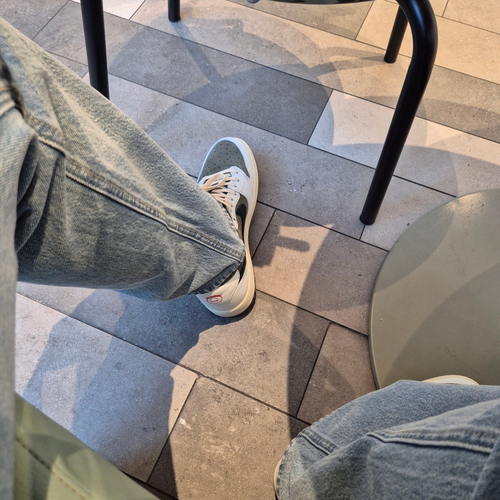 Jordan 1 x Travis Scott Retro Low OG SP Reverse Olive 착용 스타일