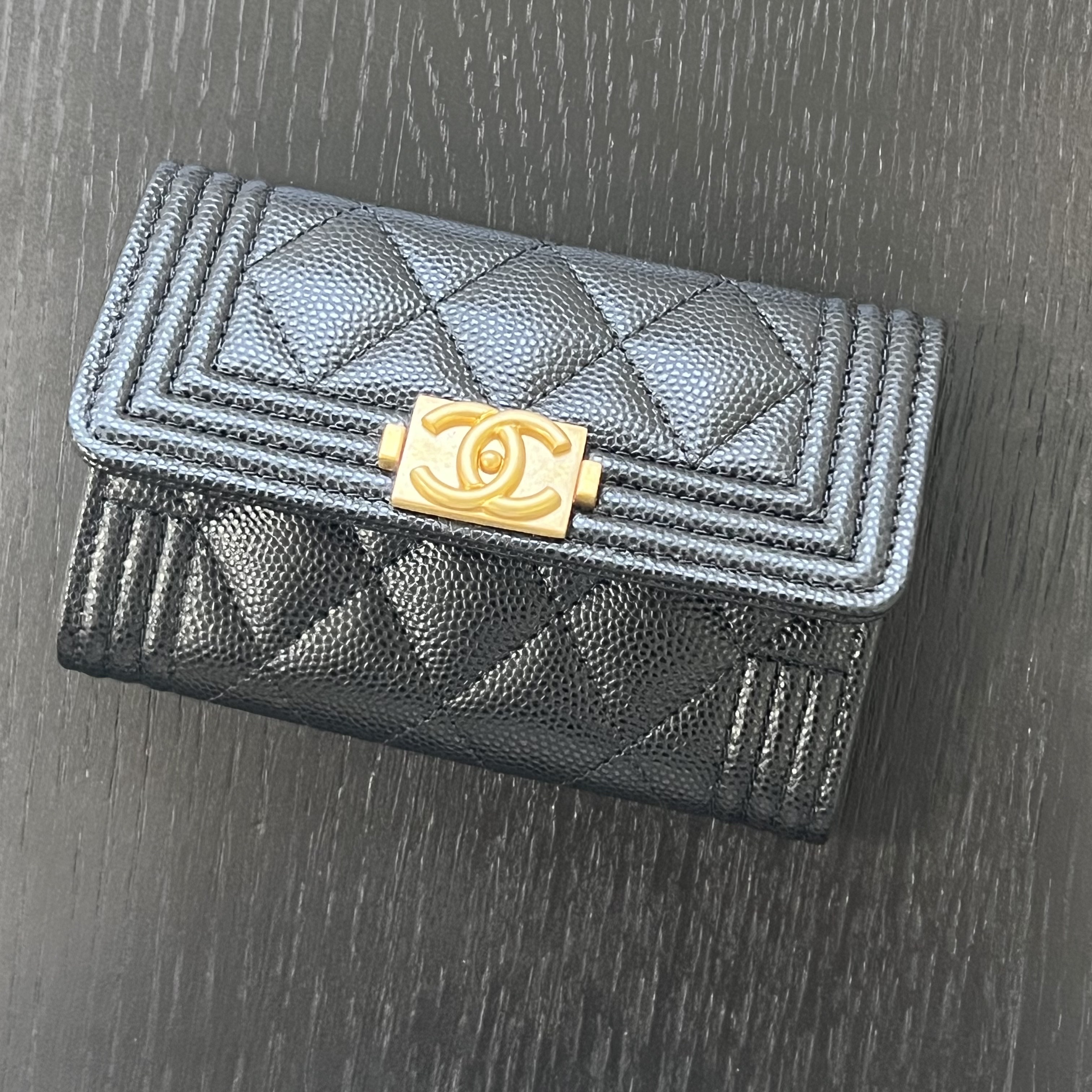 Chanel Boy Chanel Flap Card Holder Grained Calfskin & Gold Black 착용 스타일